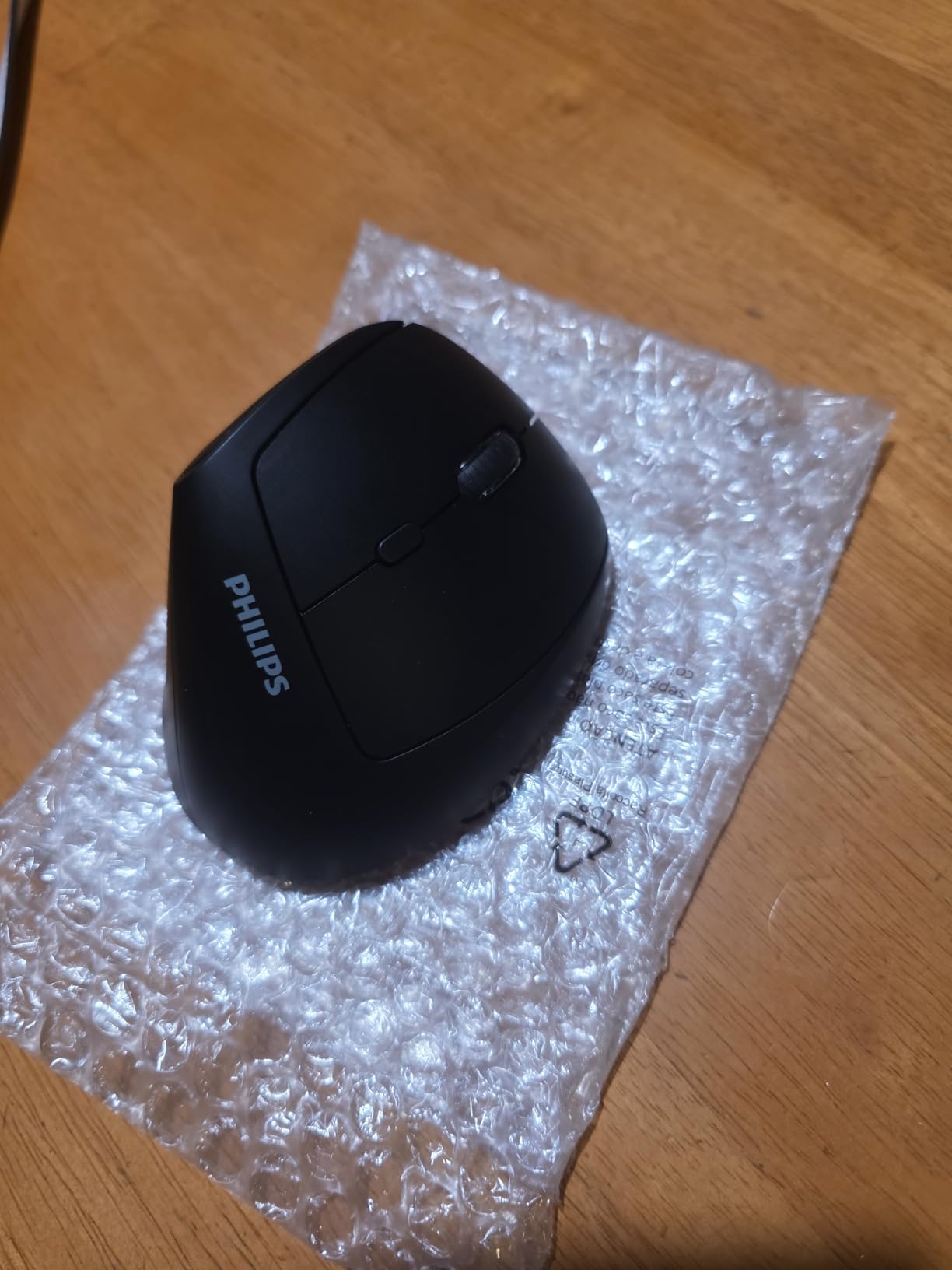 Philips Ergonomic Mouse - Vertical Mouse with 800/1200/1600 Adjustable DPI, 6 Silent Buttons Design for S/M Hands, Auto Power Saving, Light Weight, 2.4GHz Wireless Mouse for Laptop, Desktop, PC-Black customer photo 2