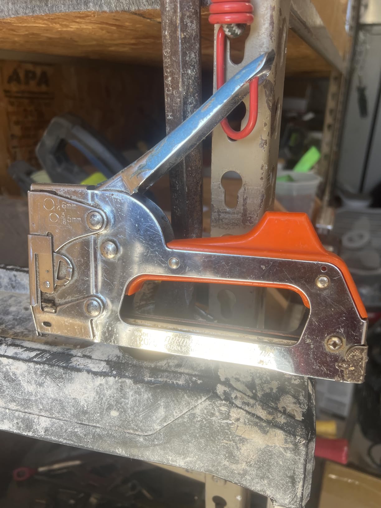 Arrow T2025 2-In-1 Staple Gun and Wire Tacker for Upholstery, Crafts and Low Voltage Wiring, Fits 3/8, 7/16, or 9/16 Round Crown, or 5/16, 3/8, or 1/2 Flat Crown Staples customer photo 1