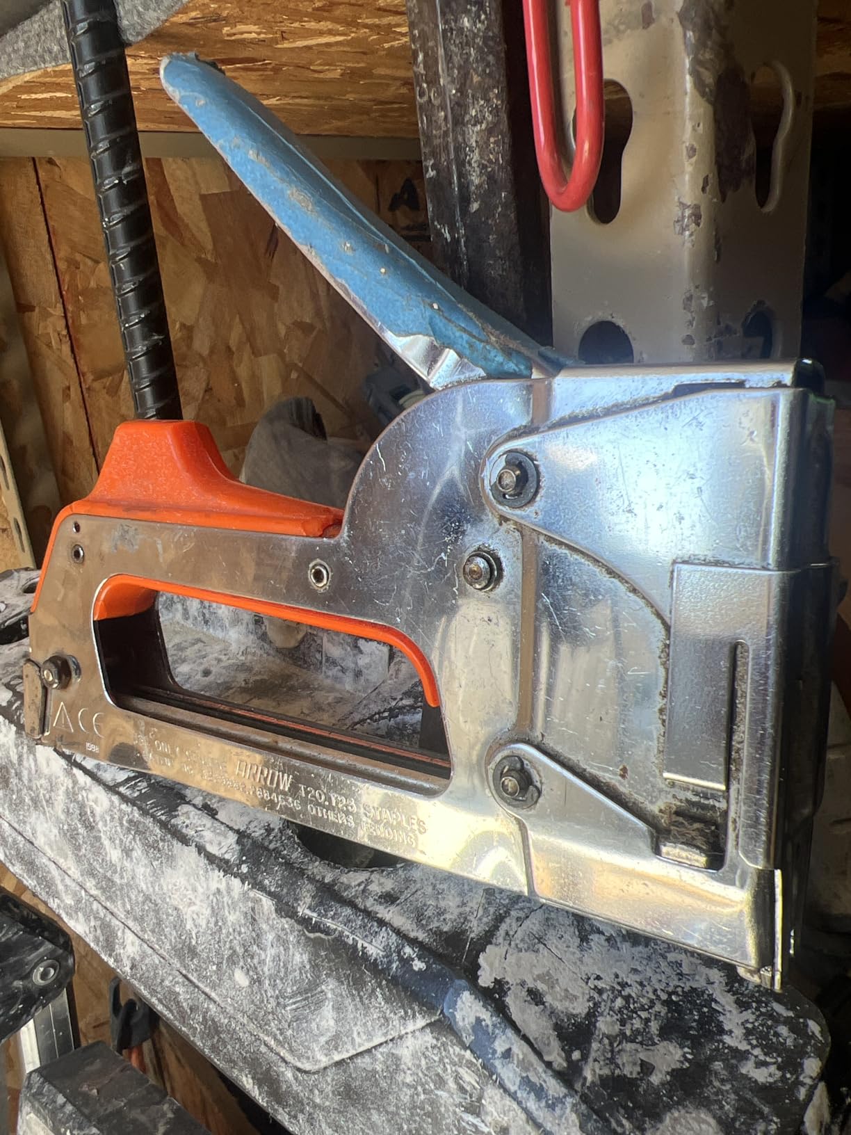 Arrow T2025 2-In-1 Staple Gun and Wire Tacker for Upholstery, Crafts and Low Voltage Wiring, Fits 3/8, 7/16, or 9/16 Round Crown, or 5/16, 3/8, or 1/2 Flat Crown Staples customer photo 2