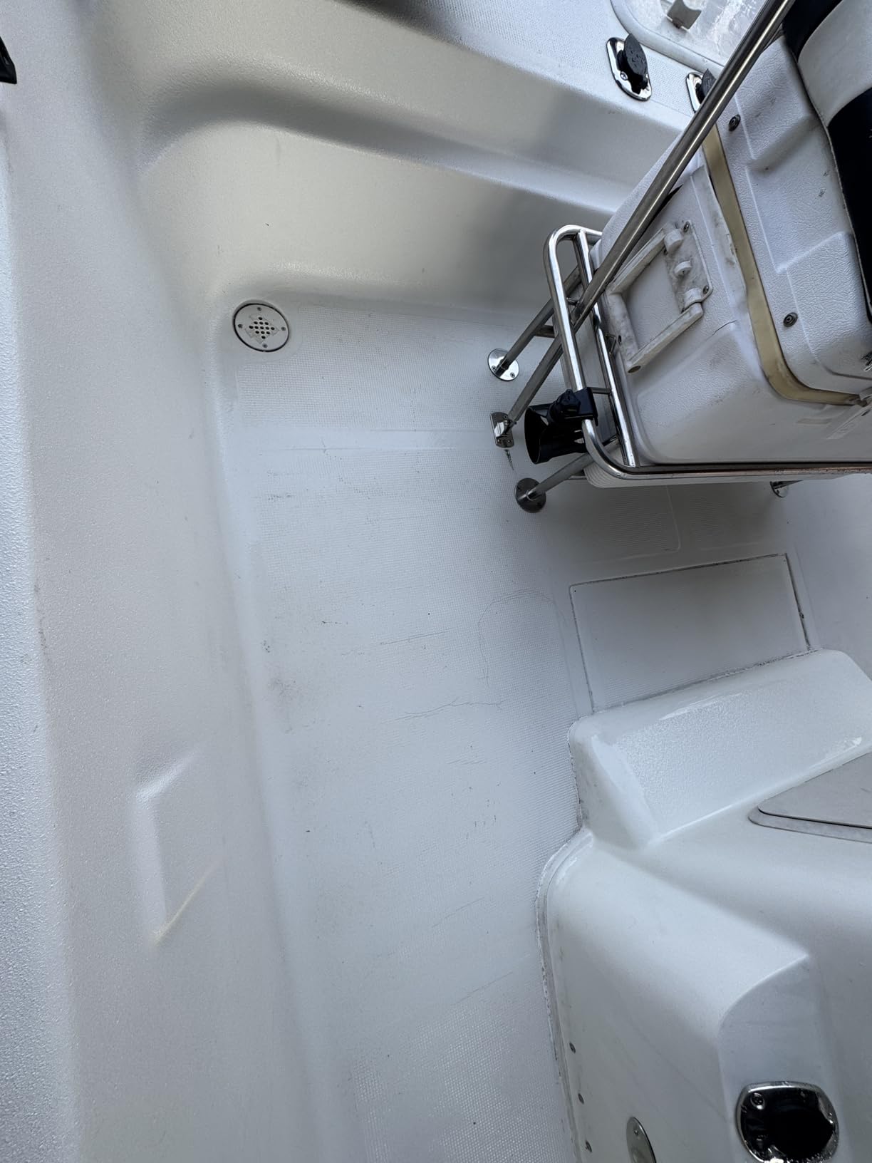 STAR BRITE Non-Skid Deck Cleaner & Protectant Ultimate Boat Deck Wash - Protects Against Future Stains & UV - Ideal for Fiberglass, Vinyl, Plastic, Painted & Metal Surfaces customer photo 1