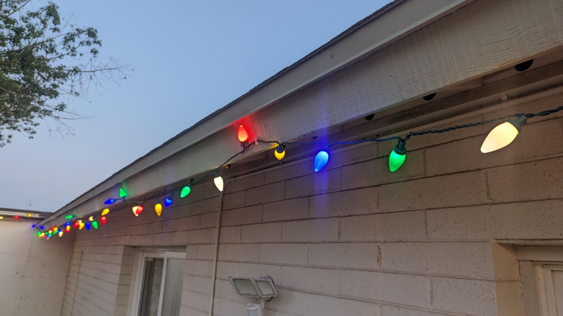 Surebonder 5540HOL Light-Duty Tacker Staple Gun for Holiday and Christmas Lights, Garland, Phone, Speaker, TV, and Computer Cable - 60 Staples and 30 Insulators Included customer photo 1