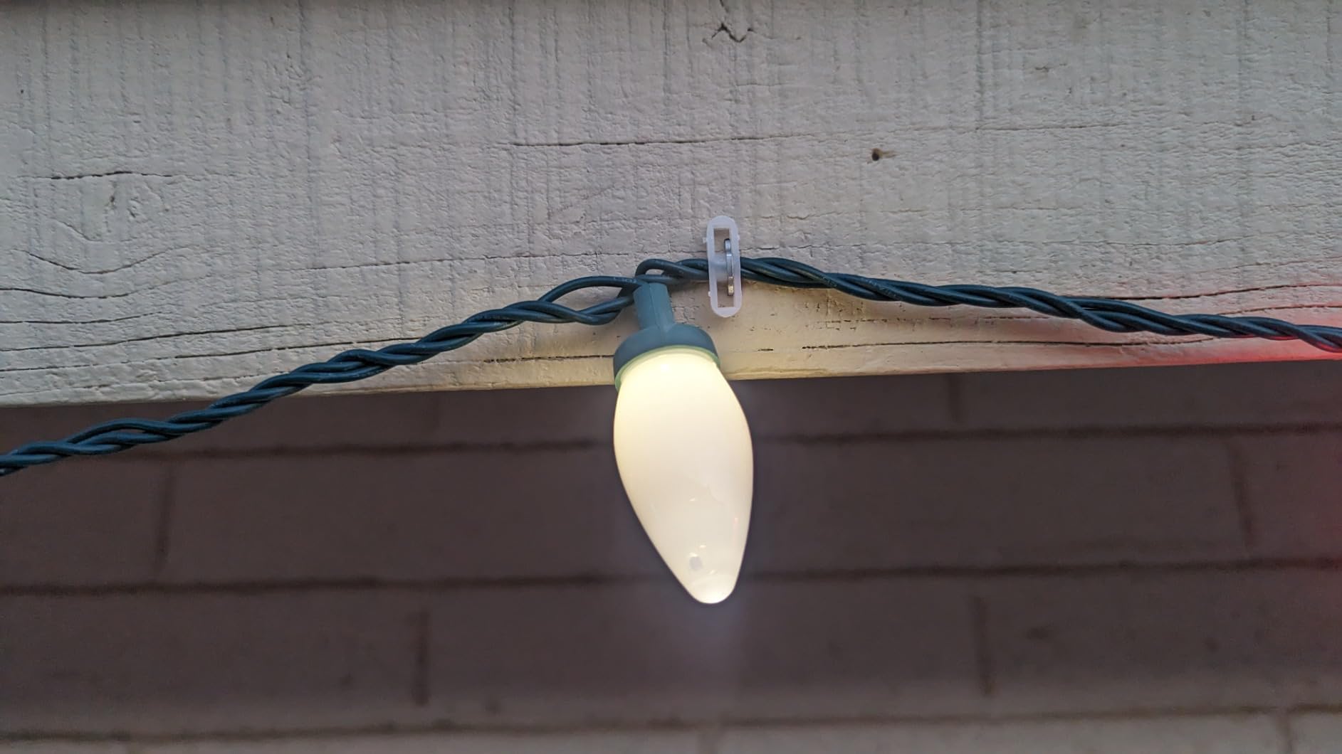 Surebonder 5540HOL Light-Duty Tacker Staple Gun for Holiday and Christmas Lights, Garland, Phone, Speaker, TV, and Computer Cable - 60 Staples and 30 Insulators Included customer photo 2