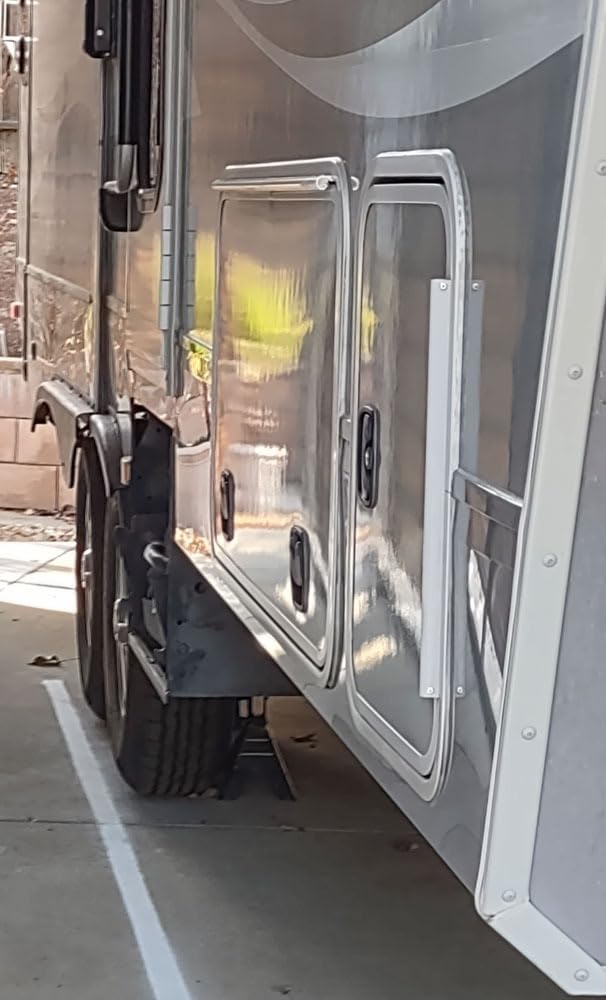 Meguiar's Marine/RV One Step Compound, M6732, Removes Oxidation, Stains, Scratches, and Water Spots, Restores Color and Shine to Fiberglass Gel Coat Finishes, 32 Oz customer photo 2