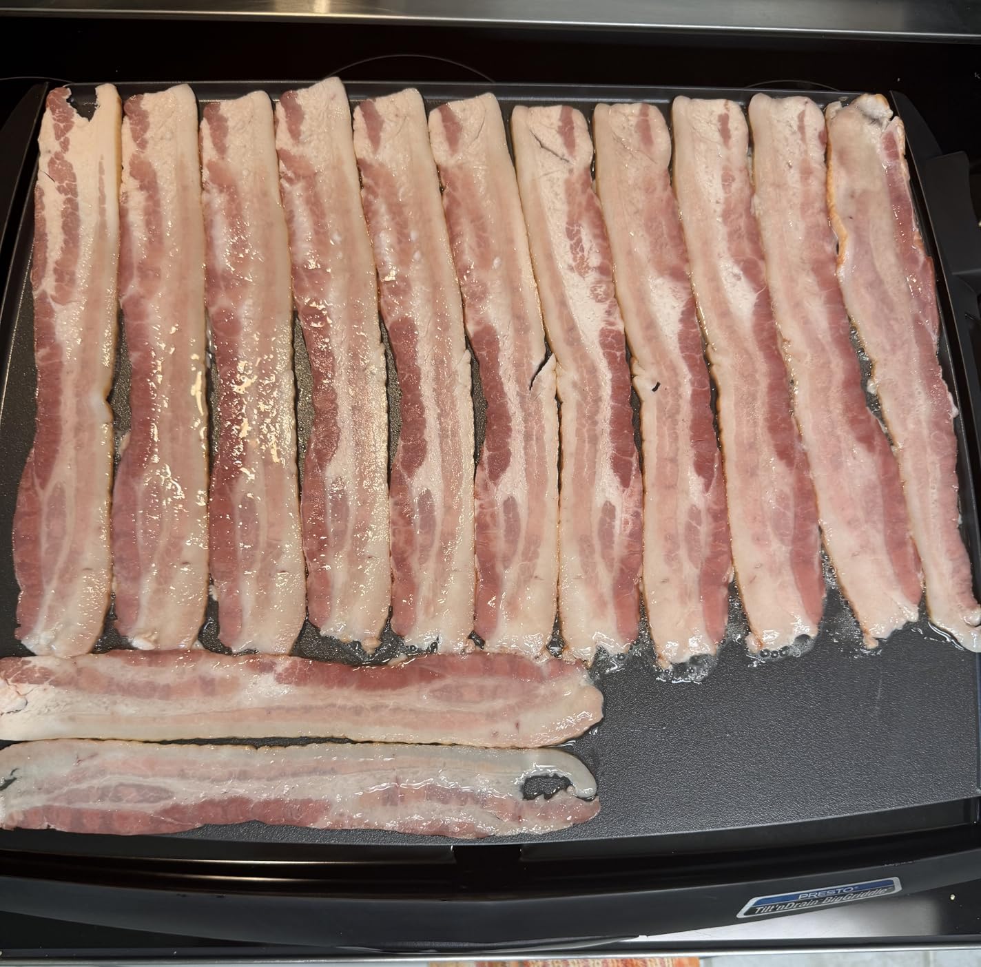 Presto 07046 Tilt 'n Drain Big Griddle Cool-Touch Electric Griddle customer photo 2