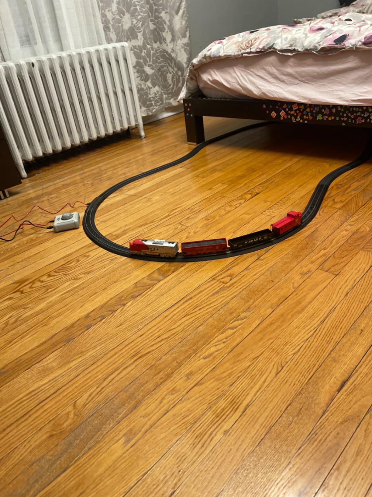 Bachmann Trains - Santa Fe Flyer Ready To Run Electric Train Set - HO Scale 19.50 x 3.00 x 13.25 Inches customer photo 1