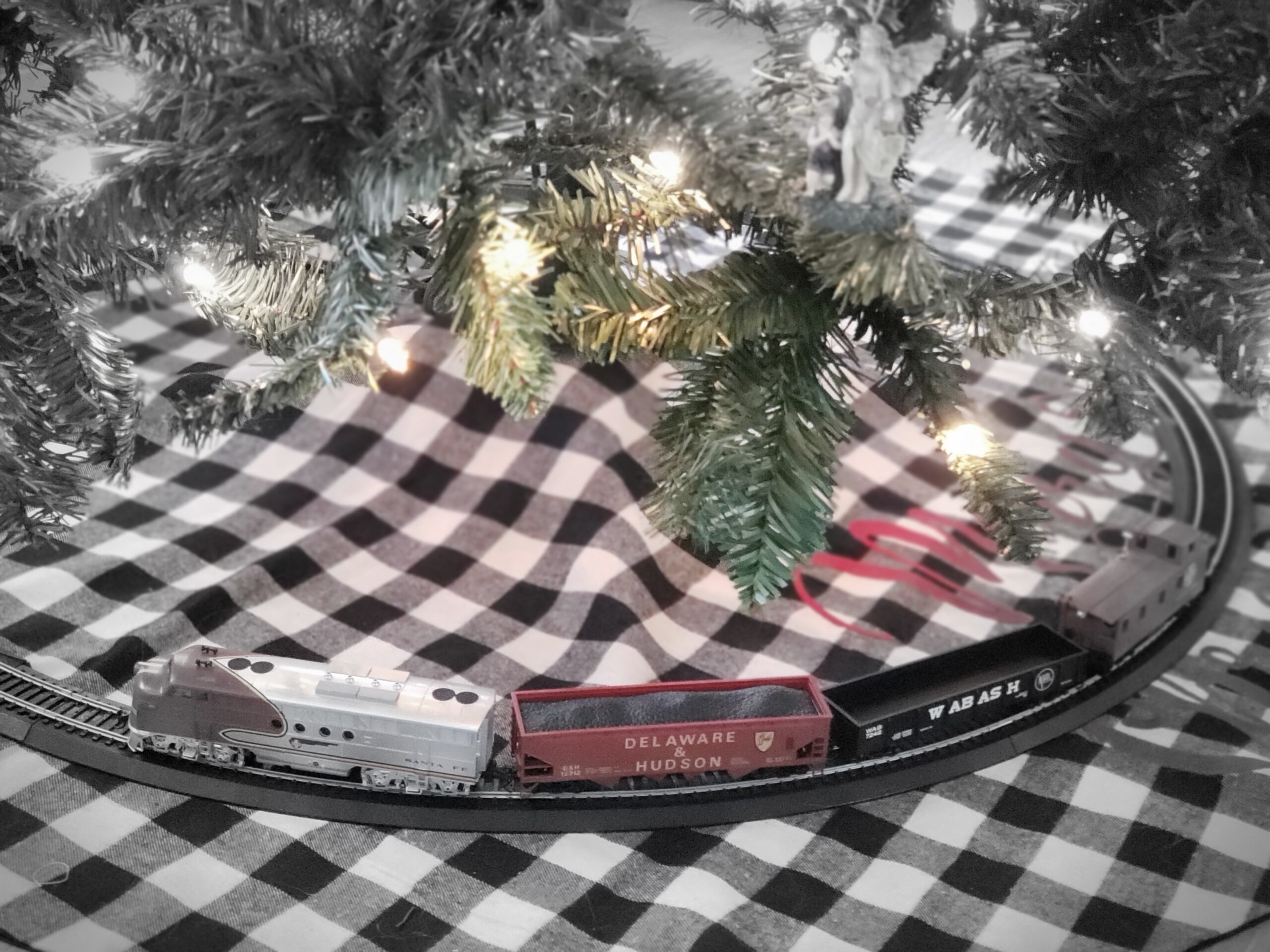 Bachmann Trains - Santa Fe Flyer Ready To Run Electric Train Set - HO Scale 19.50 x 3.00 x 13.25 Inches customer photo 2