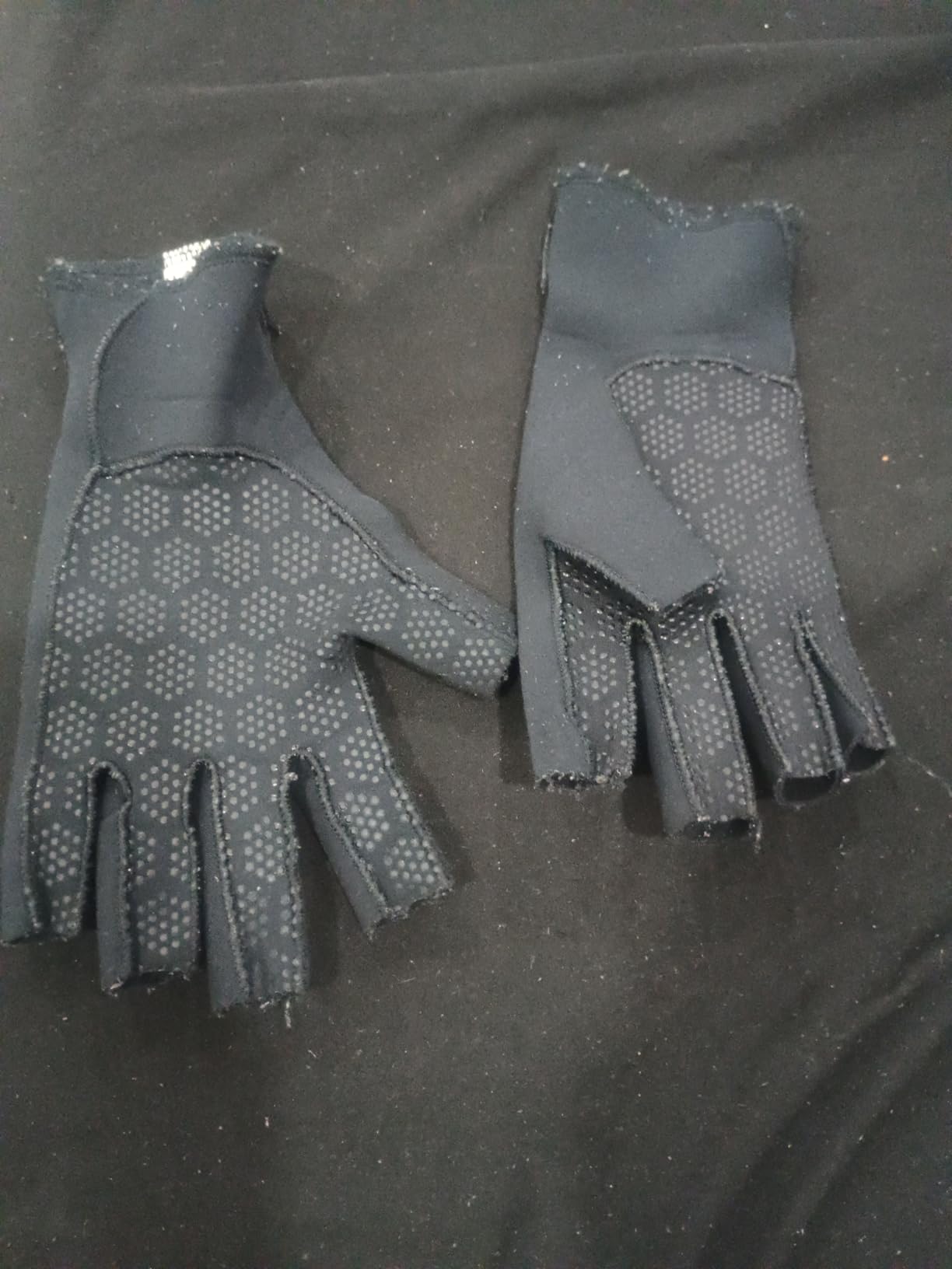 Thermoskin Premium Arthritic Gloves Pair, Black, Relieves Arthritic Pain in Fingers and Hand, Size Medium customer photo 1