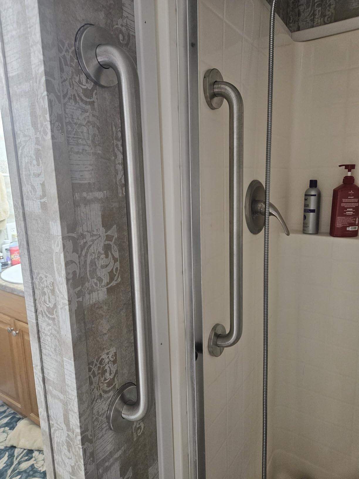 Moen Home Care Bathroom Safety 24 Inch Stainless Steel Handicap Grab Bar for Bathtub and Shower, Heavy Duty Handle, Elderly Assistance Product with Concealed Screws, 8724 customer photo 1