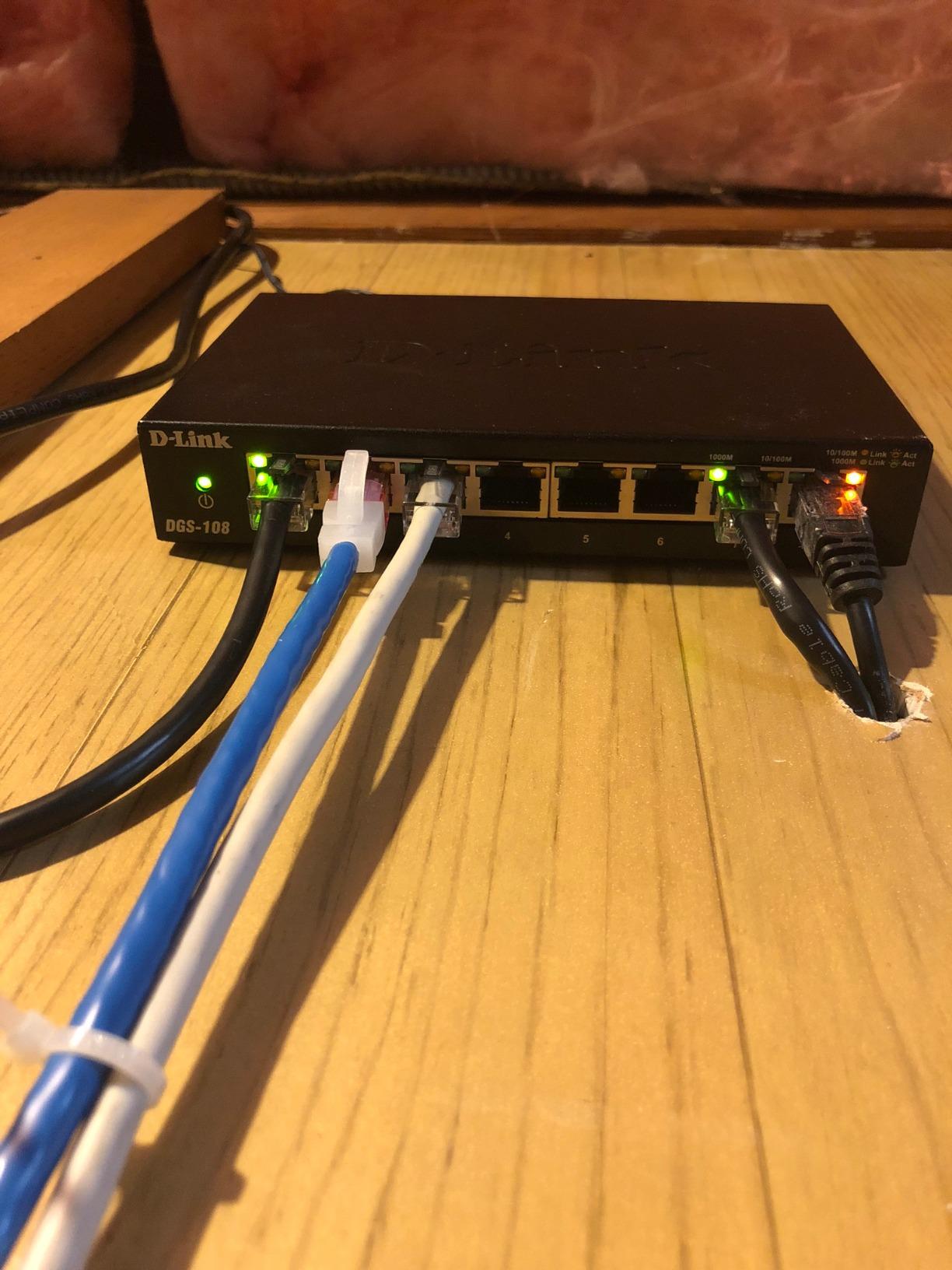 D-Link DGS 108 8 Port Gigabit Ethernet Switch Unmanaged, Plug & Play Network Splitter Silent Fanless Metal Desktop/Wall Mount QoS, IEEE 802.3az Energy Saving Limited Lifetime Protection customer photo 2