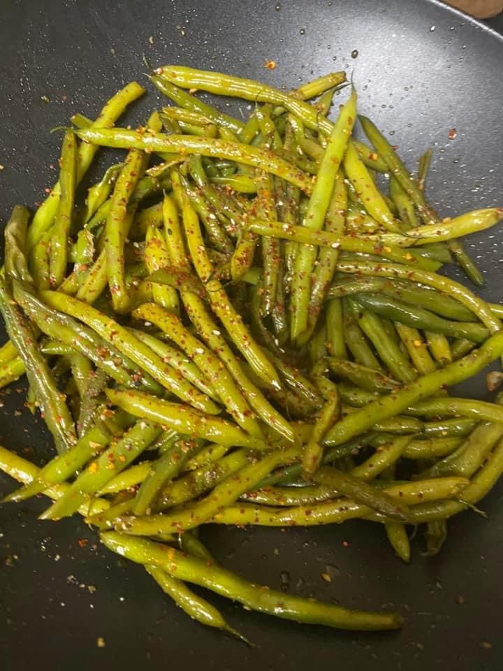 Aroma Housewares AEW-306 Electric Wok with Tempered Glass Lid Easy Clean Nonstick, Cooking Chopsticks, Tempura and Steaming Racks, Professional Model, Black customer photo 2