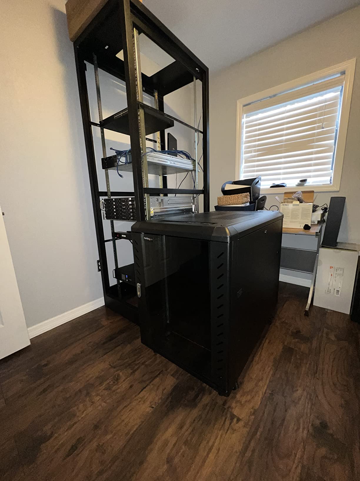 StarTech 22U Enterprise-Grade Server Rack Cabinet, 19in Enclosed 4-Post Rack with 33in (83cm) Mounting Depth and 1764lb (800kg) Weight Capacity customer photo 2