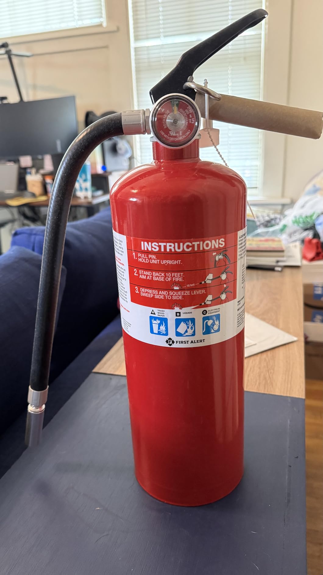 FIRST ALERT PRO5 Rechargeable Heavy Duty Fire Extinguisher, UL RATED 3-A:40-B:C, Red, 1-Pack customer photo 1