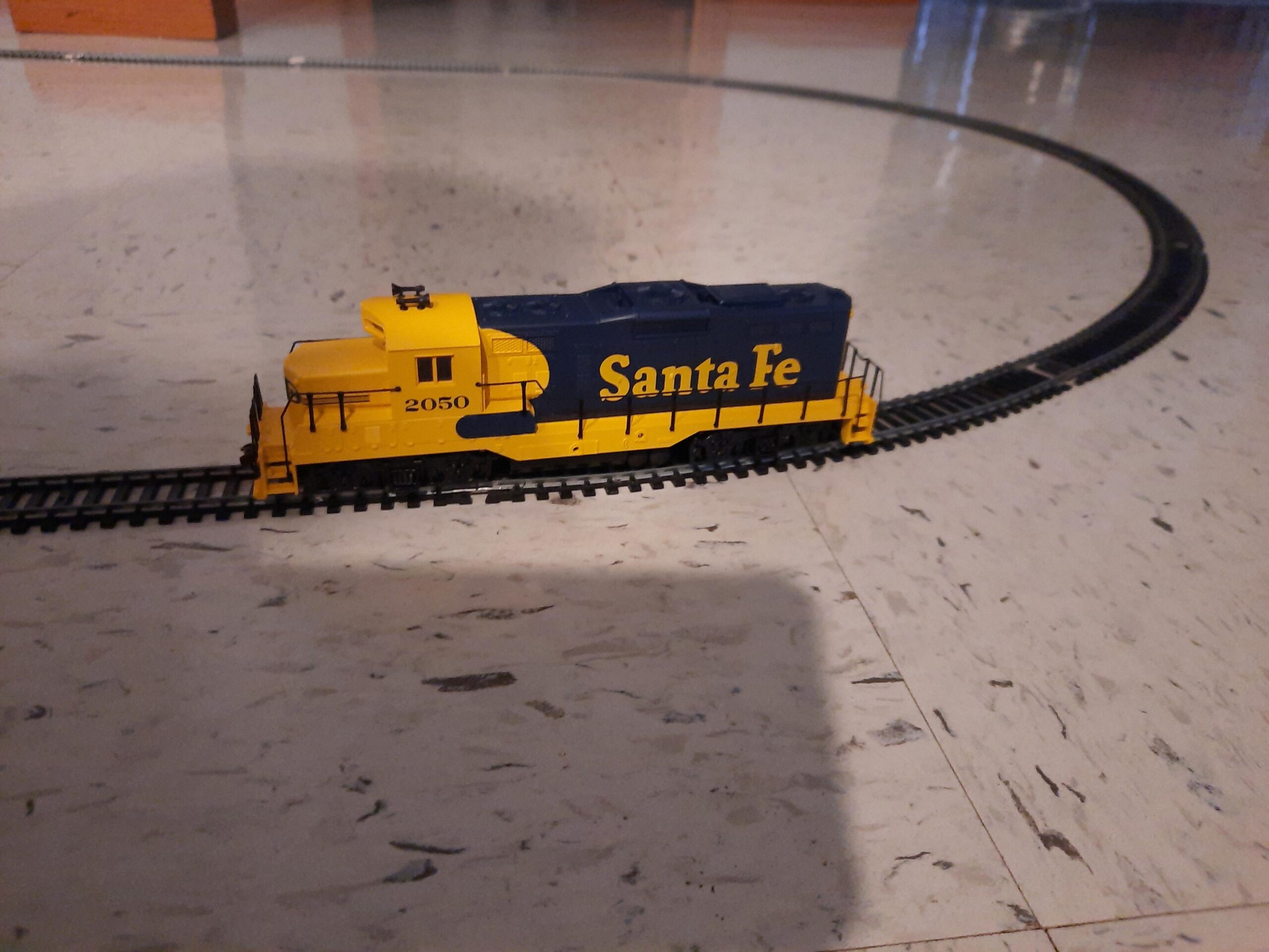 Walthers Trainline EMD HO Scale GP9M Ready-to-Run Sante Fe (Superfleet) #2092 customer photo 1