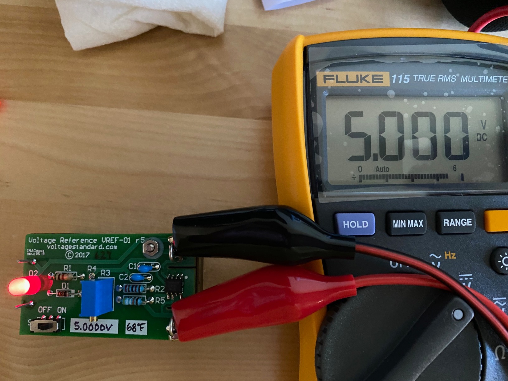Fluke 115 Digital Multimeter, Measures AC/DC Voltage to 600 V and Current to 10 A, Resistance, Continuity, Frequency and Capacitance Testing, Includes Battery, Holster and 4 mm PVC-Insulated Test Leads customer photo 1