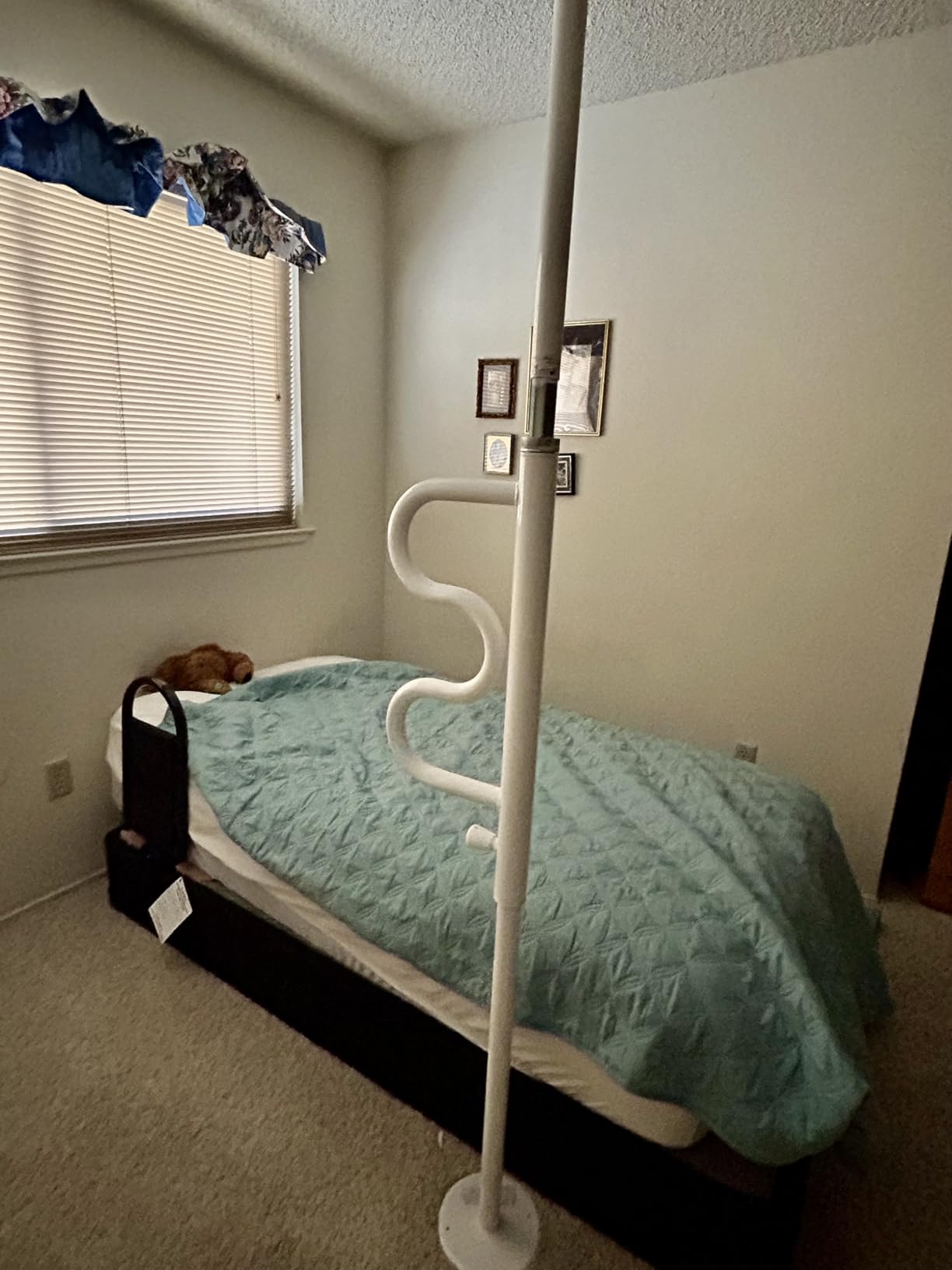 Stander Wonder Pole, Security-Pole and Curve Grab Bar, Tension Mounted Floor to Ceiling Transfer-Pole for Seniors, Elderly Adults, Bathroom Safety Assist and Stability Rail, Black customer photo 2