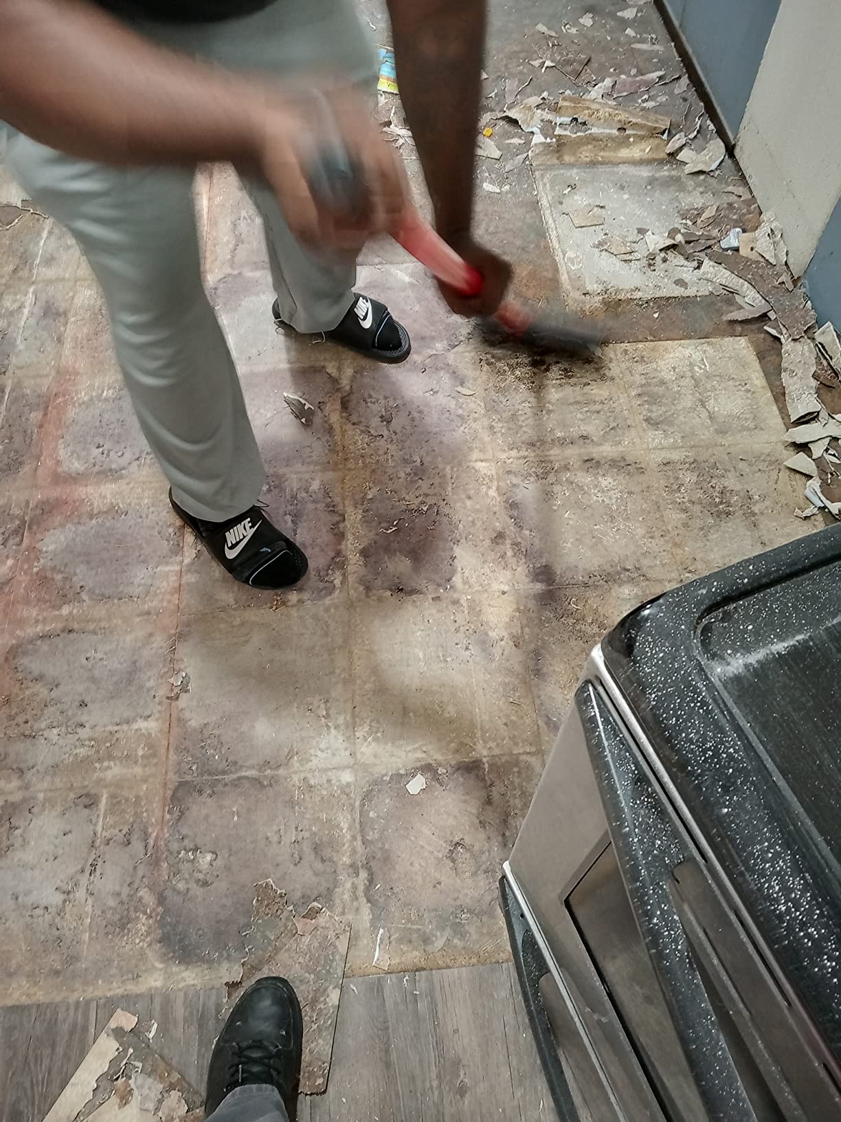 BULLY TOOLS Big Bully Floor Scraper Long Handle - Heavy Duty Scrapper for Cleaning, Carpet, Tile & Flooring Removal, Durable Fiberglass Handle, Construction Tool, 100% Made in USA customer photo 1