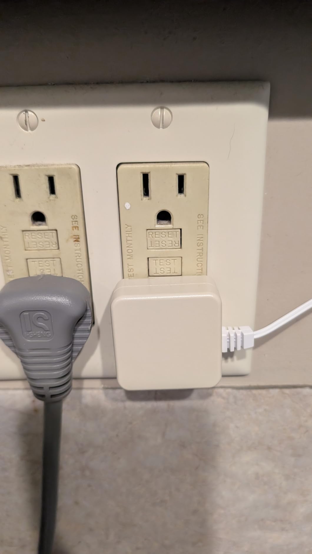 First Alert CO615 Dual-Power Plug-In Carbon Monoxide Detector with Battery Backup and Digital Display, White customer photo 1