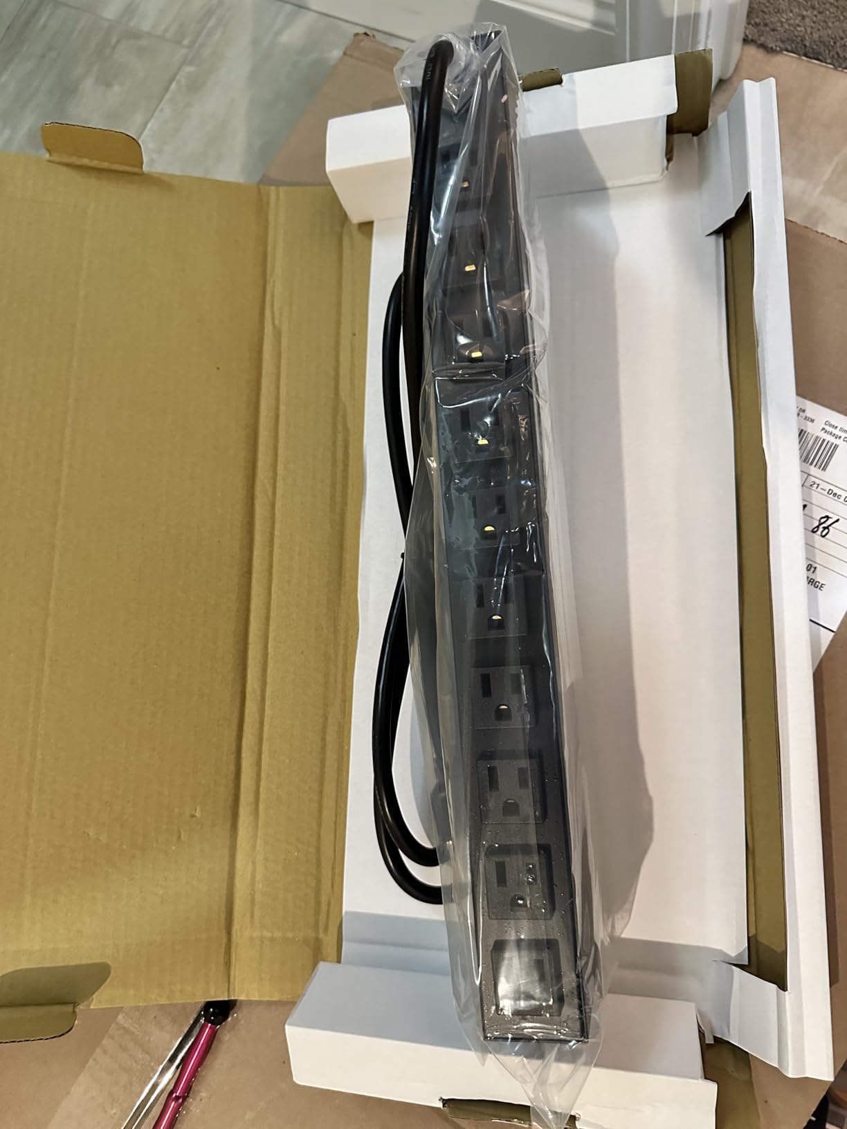 StarTech.com 16 Outlet Horizontal 1U Rack Mount PDU Power Strip for Network Server Racks - Surge Protection - 120V/15A - 6ft Power Cord (RKPW161915) customer photo 1