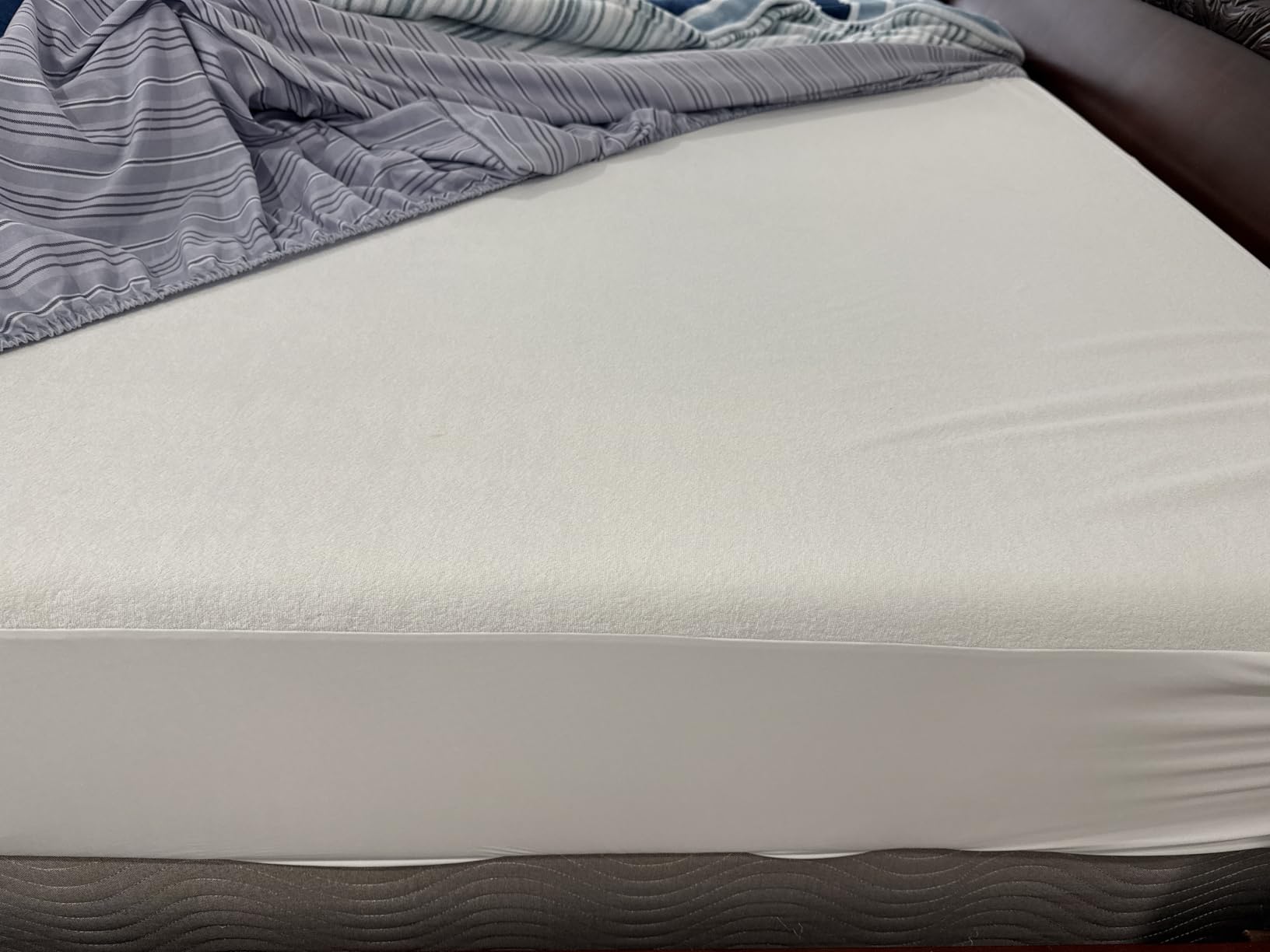 SafeRest Waterproof Queen Size Mattress Protector - Fitted with Stretchable Pockets - Machine Washable Cotton Blend Mattress Cover for Bed customer photo 2