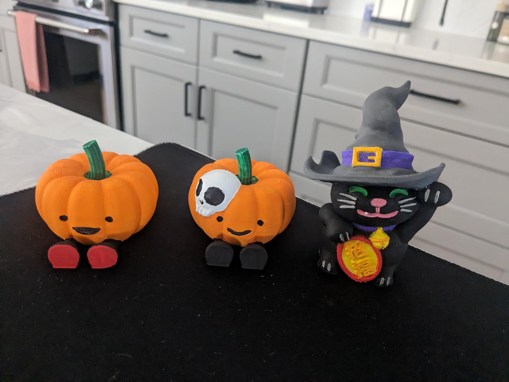 Vallejo - Surface Primer Color | White Acrylic Primer 60 ml (2.02 fl.oz.) | Matte Finish and Fast Drying | Perfect for Airbrushing and Great Adhesion to Figurines and Scale Models customer photo 1