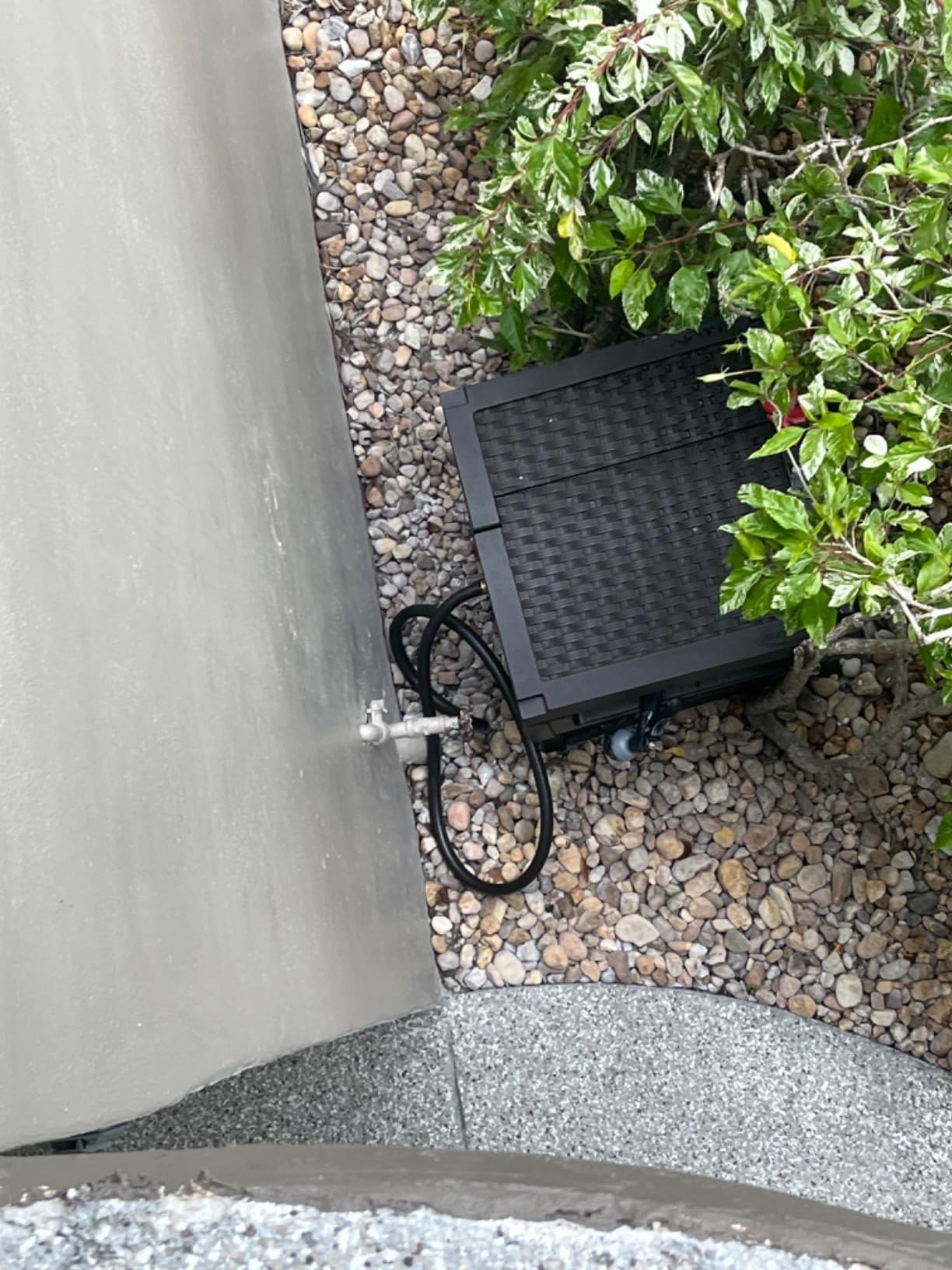 Suncast Hose Reel with Smart Trak Hose Guide, Water-Tight Connection, Durable Resin Construction, 225' Hose Capacity, Brown, Made in the USA customer photo 1