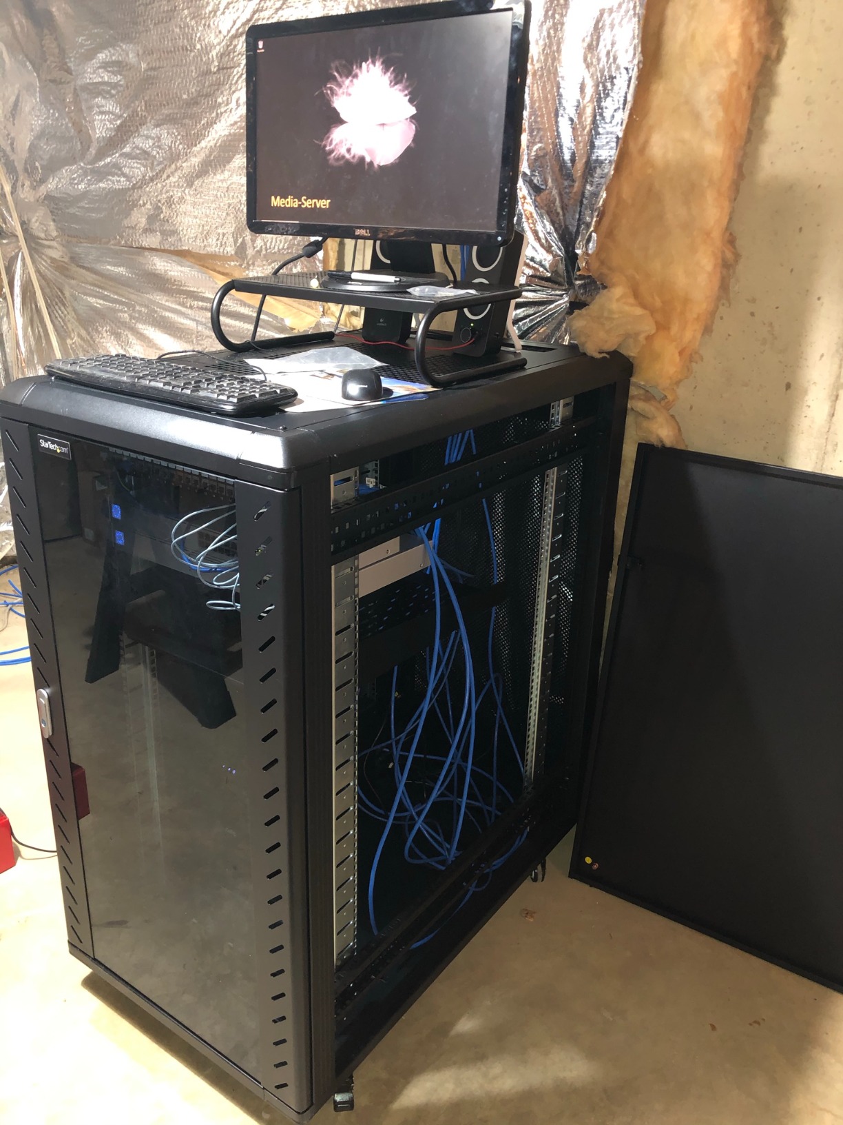 StarTech 25U Enterprise-Grade Server Rack Cabinet, 19in Enclosed 4-Post Rack with 33in (83cm) Mounting Depth and 1764lb (800kg) Weight Capacity customer photo 1