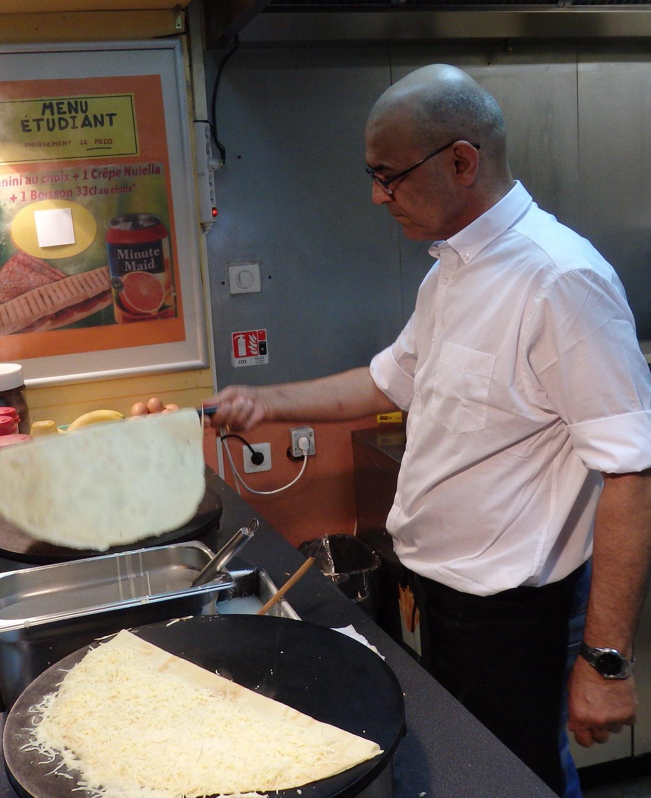 Waring Commercial WSC160 Heavy-Duty Commercial Electric Crepe Maker, 16-Inch customer photo 1