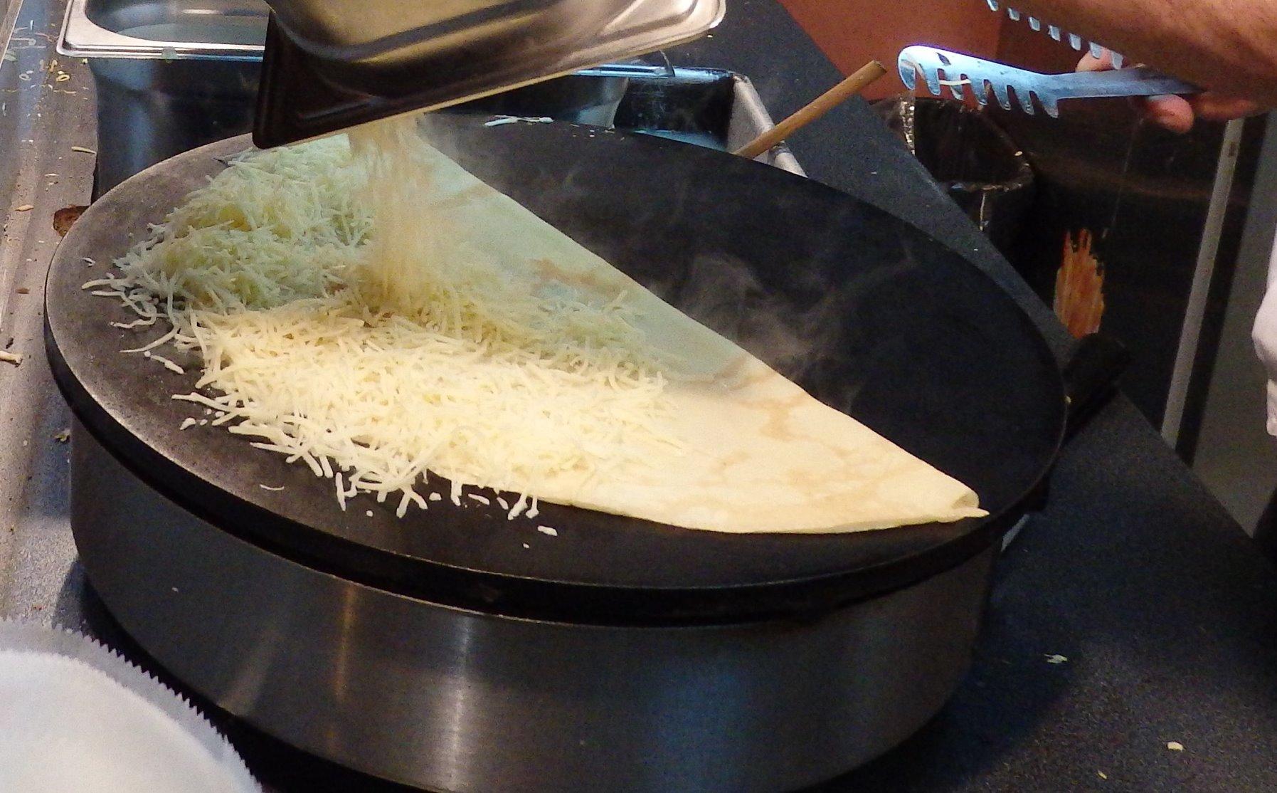 Waring Commercial WSC160 Heavy-Duty Commercial Electric Crepe Maker, 16-Inch customer photo 2