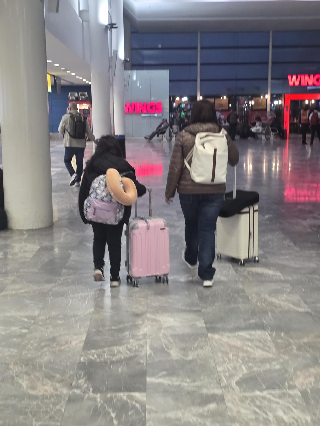 Rockland London Hardside Spinner Wheel Luggage, Champagne, 3-Piece Set (20/24/28) customer photo 1