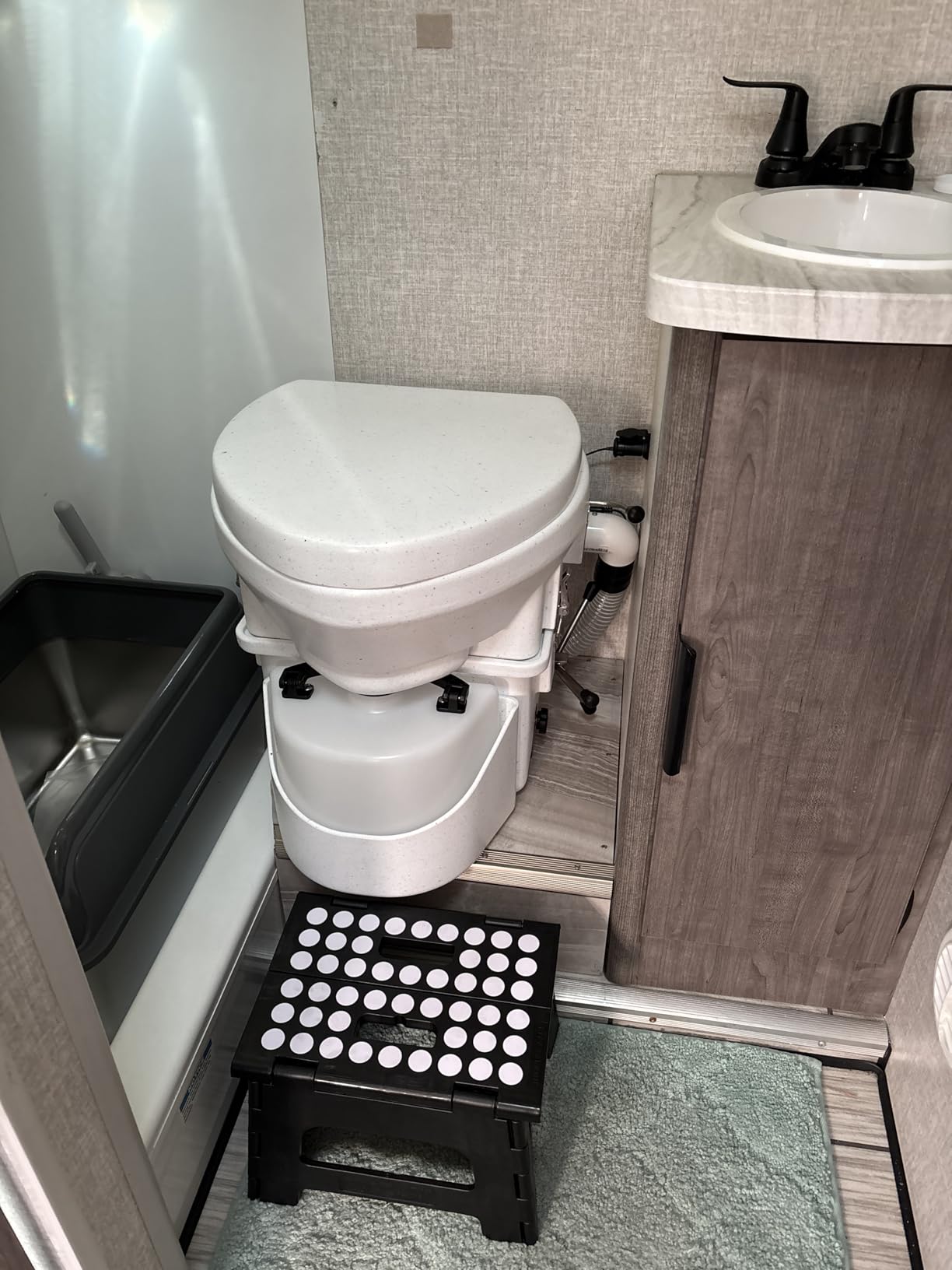Self Contained Composting Toilet with Close Quarters Spider Handle Design customer photo 1