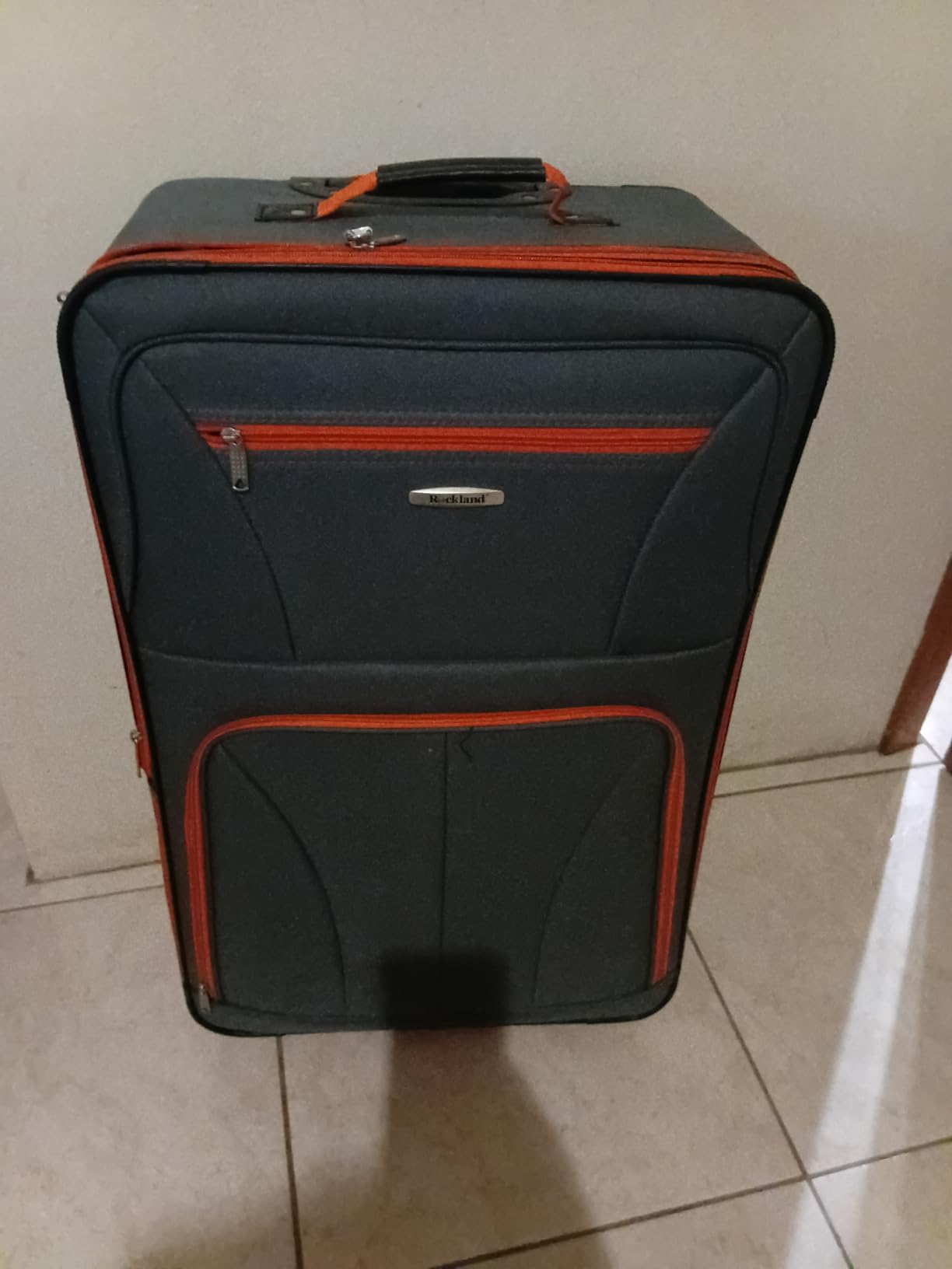 Amazon Basics Journey Softside Upright Luggage Set, Expandable, Charcoal, 4-Piece (14/19/24/28) customer photo 2