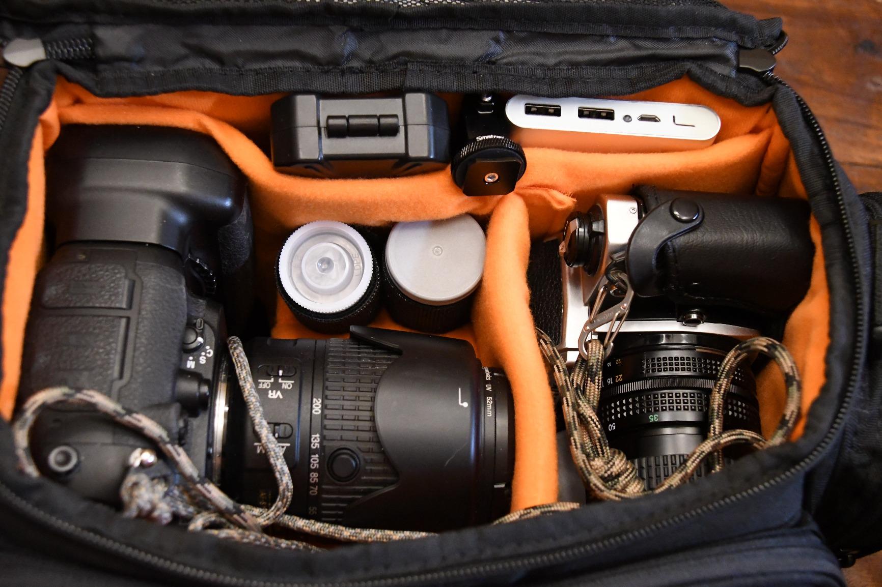 Amazon Basics Large DSLR Gadget Bag for Camera Storage with Shoulder Strap, Black with Grey Interior customer photo 1