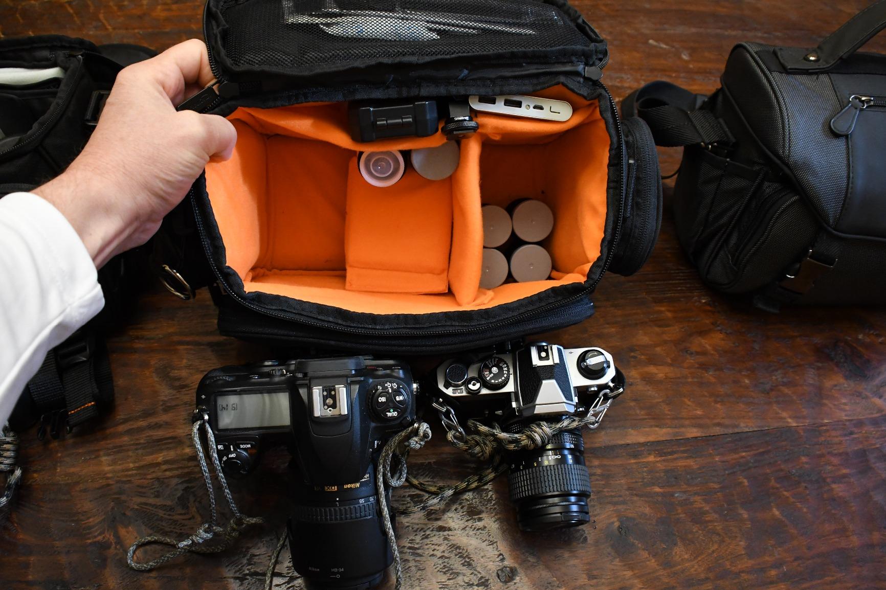 Amazon Basics Large DSLR Gadget Bag for Camera Storage with Shoulder Strap, Black with Grey Interior customer photo 2