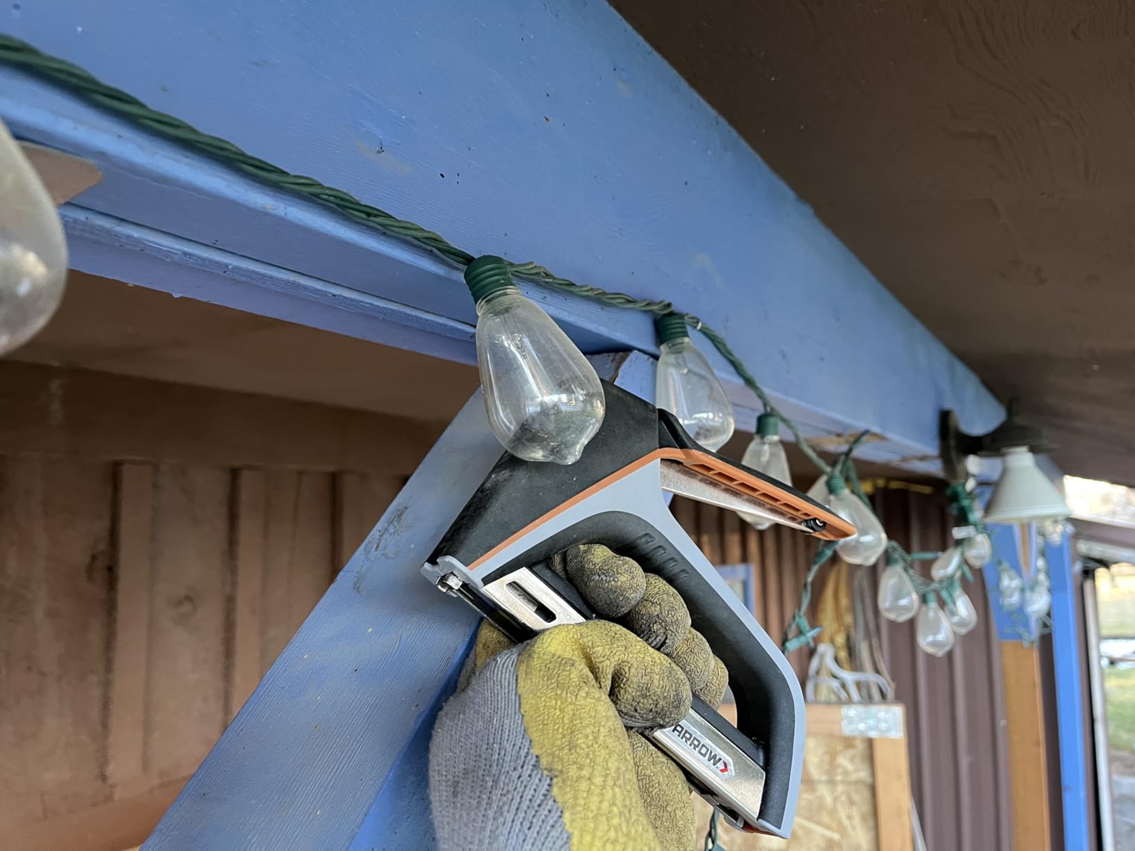 Arrow T25X Heavy Duty Staple Gun for Low Voltage Cables and Wires, Christmas and Holiday Lights, and Lighted Decorations customer photo 1