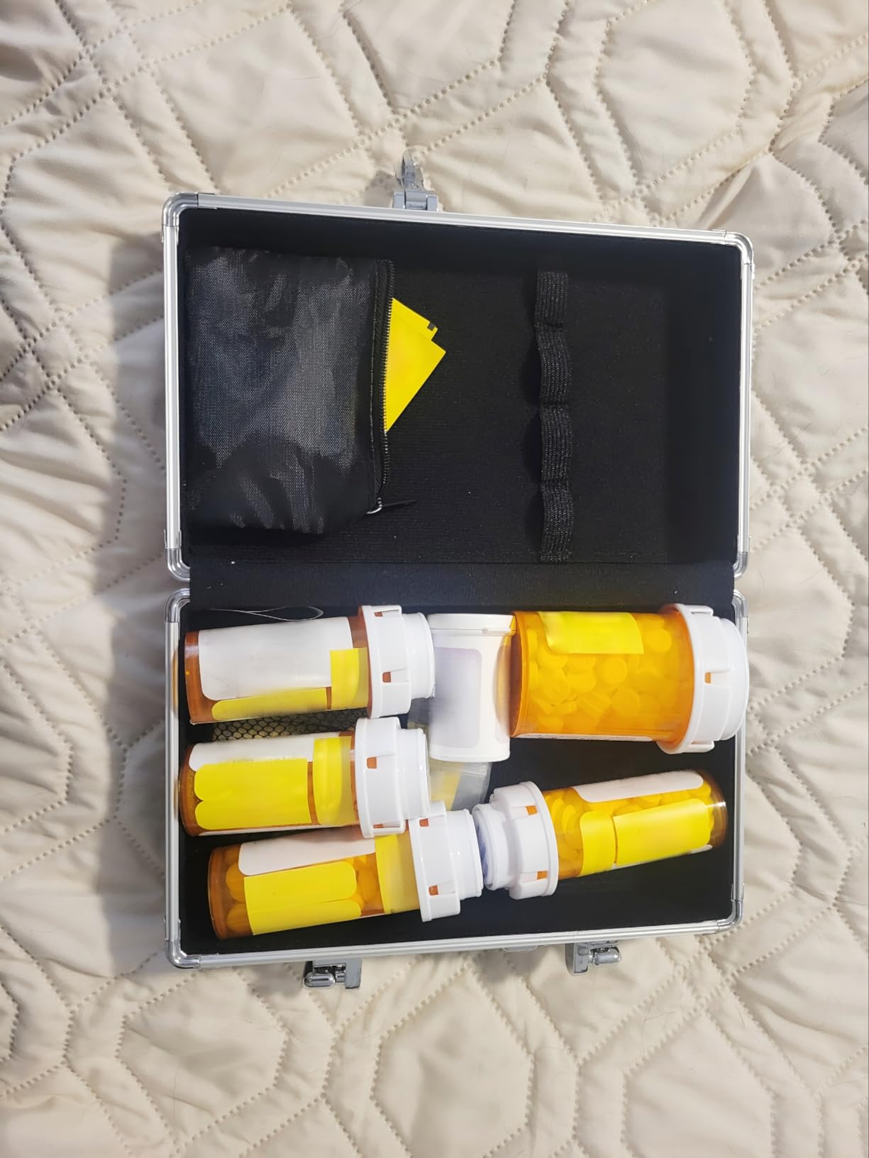 Vaultz Medicine Safe Case w/Combination Lock - Pack of 1 Cases, 8.35 x 5 x 2.5