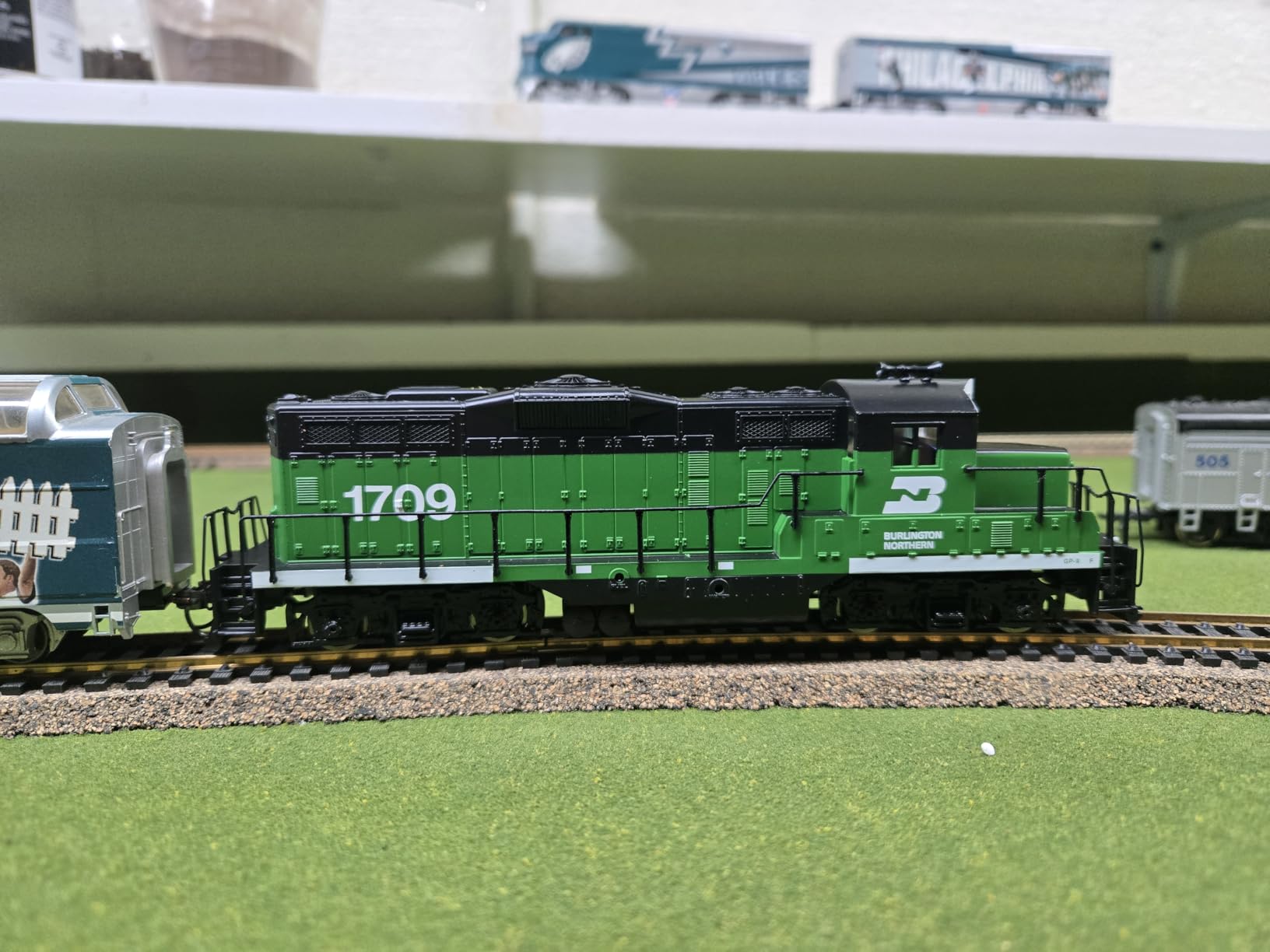 Walthers Trainline EMD GP9M-Standard DC-Burlington Northern #1709 (Green, White) 931-101 HO Scale Model Railroad - Locomotive Model customer photo 2