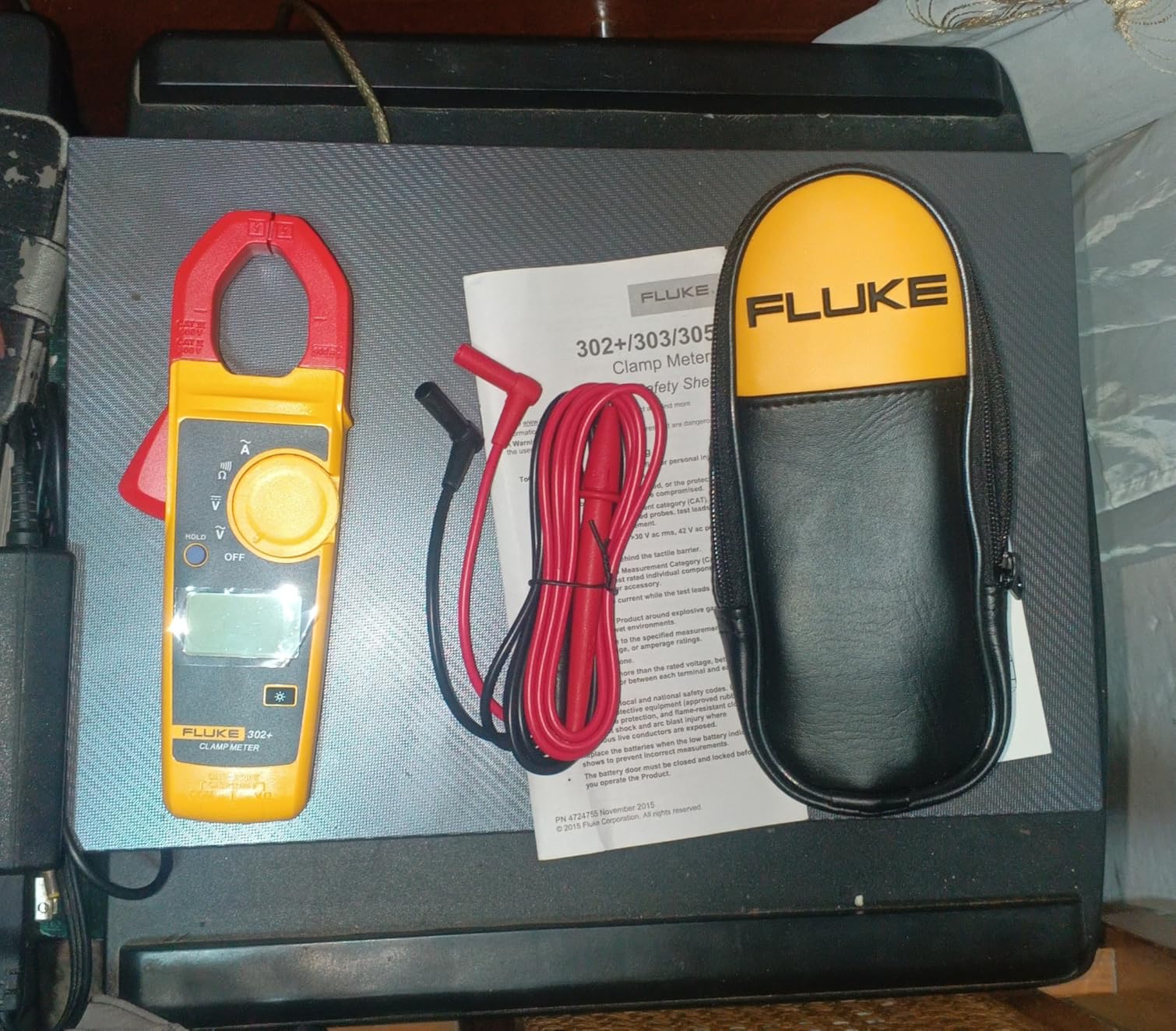 Fluke 302+ Digital Clamp Meter, 30mm Jaw, Measures AC Current to 400A, Measures AC/DC Voltage to 600V, Resistance, Continuity, and Capacitance Measurements, Includes 2 Year Warranty customer photo 2