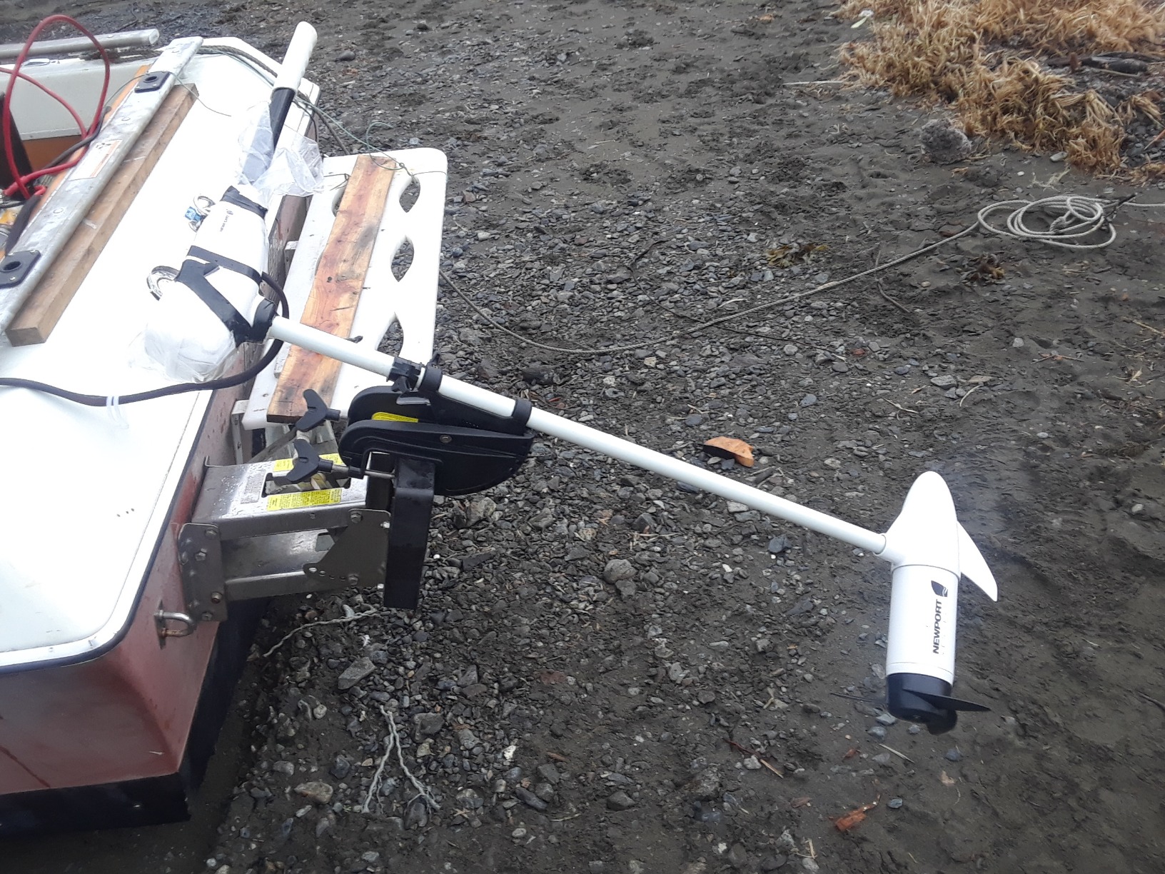 Newport L-Series 86lb Thrust Transom Mounted Saltwater Electric Trolling Motor w/LED Battery Indicator (40