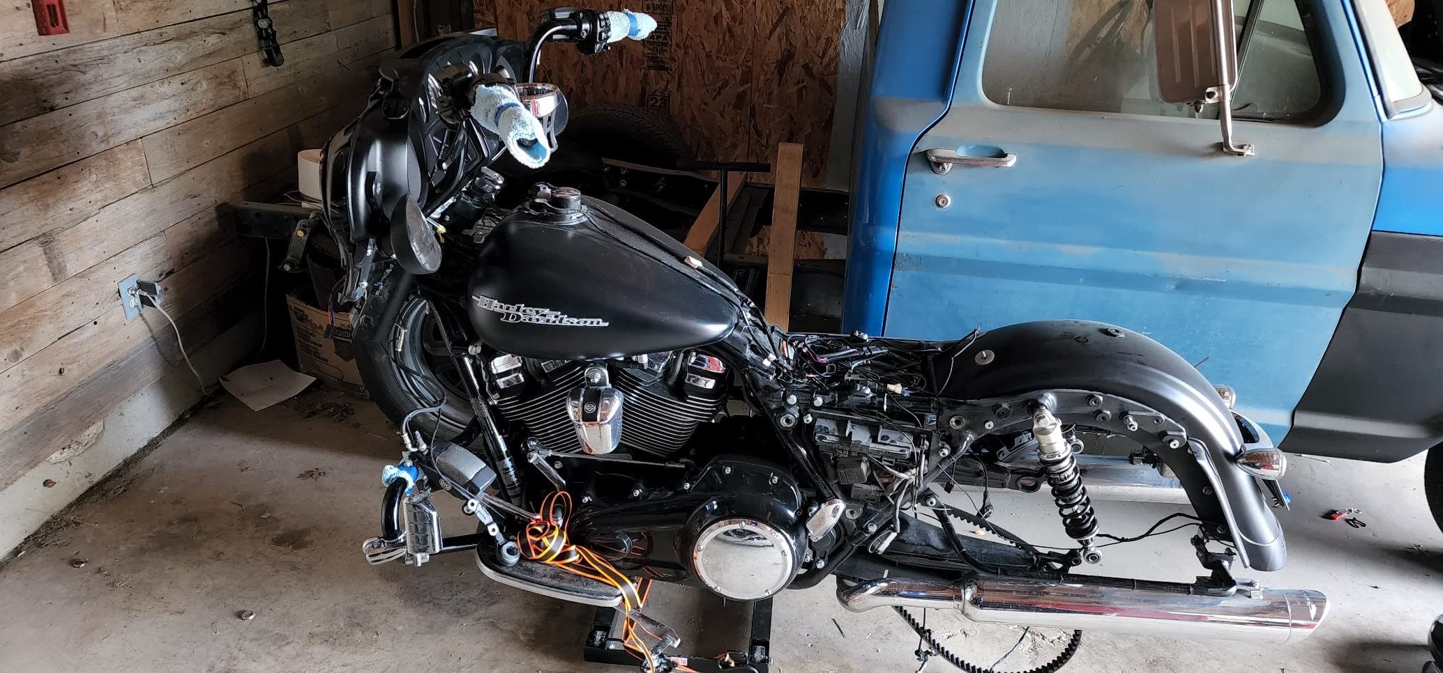 Black Widow Motorcycle and ATV Lift Jack Stand, Hydraulic Operation for Garage Storage and Lifting Vehicles up to 1,500 Pounds, Black customer photo 1