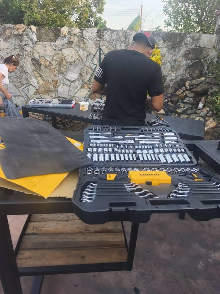 DEWALT Mechanic Tool Set with Case, Socket Set Metric and Standard Full, 1/4