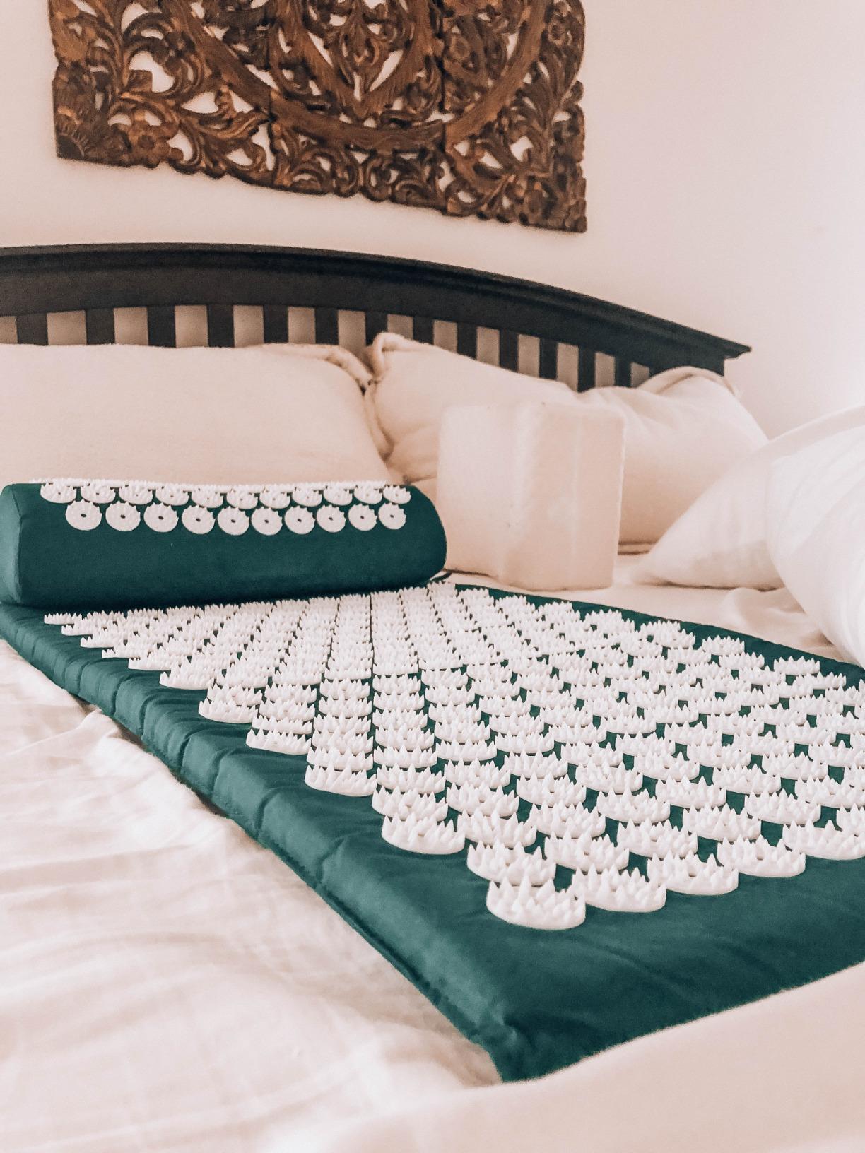 Sivan Back and Neck Pain Relief Acupressure Mat and Pillow Set, Chronic Back Pain Treatment - Relieves Your Stress of Lower Upper Back and Sciatic Pain - Green customer photo 1