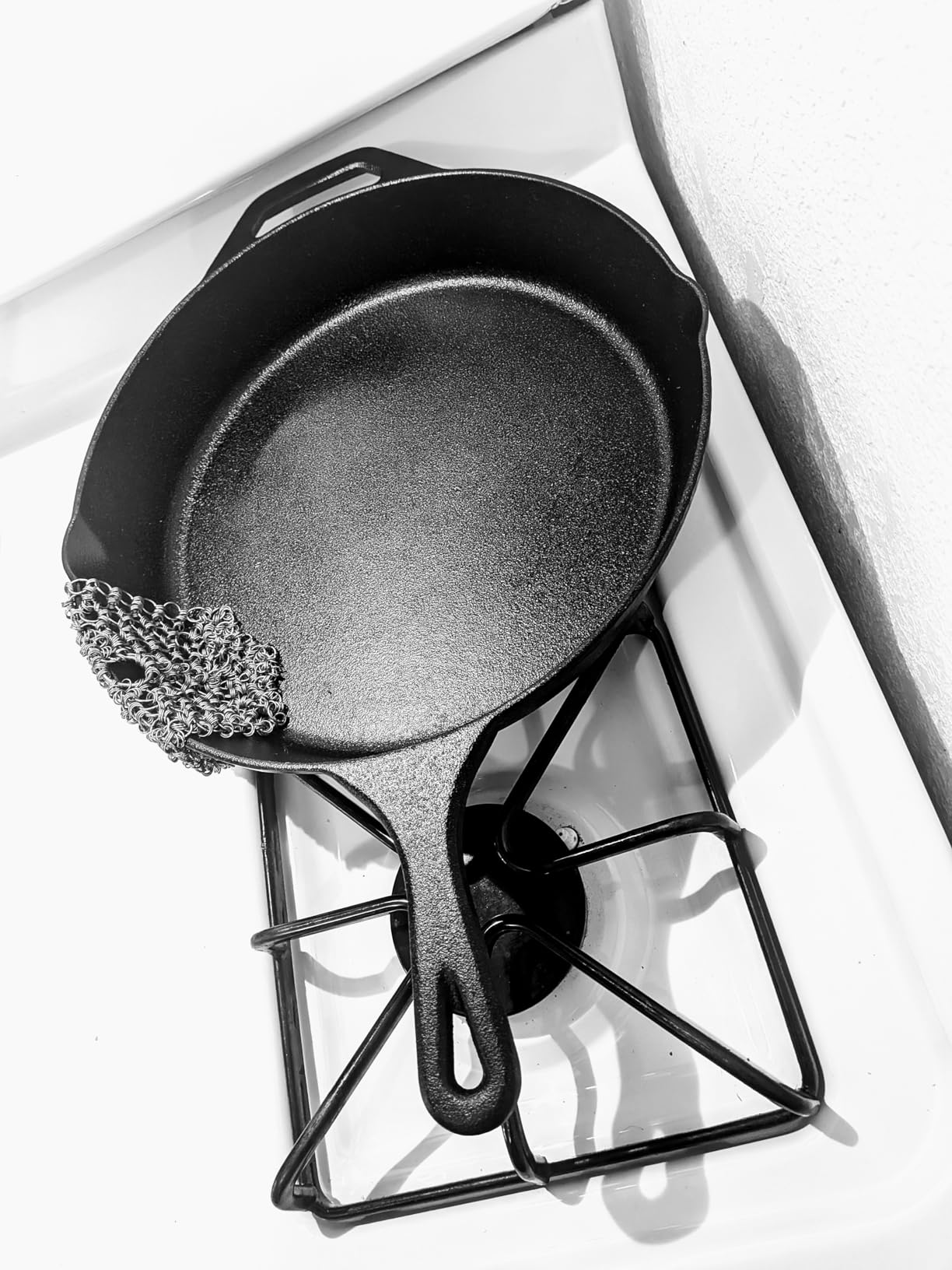 Utopia Kitchen Premium Cast Iron Skillets 12 Inch, Chef's Pan, Pre-Seasoned Frying Pan, Stovetop, Oven, Campfire and Grill Large Skillet, Even Heat Distribution Multipurpose Cast Iron Pan - Black customer photo 1