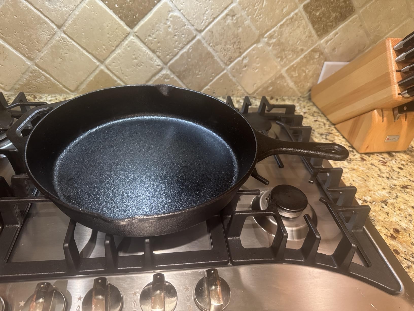 Utopia Kitchen Premium Cast Iron Skillets 12 Inch, Chef's Pan, Pre-Seasoned Frying Pan, Stovetop, Oven, Campfire and Grill Large Skillet, Even Heat Distribution Multipurpose Cast Iron Pan - Black customer photo 2