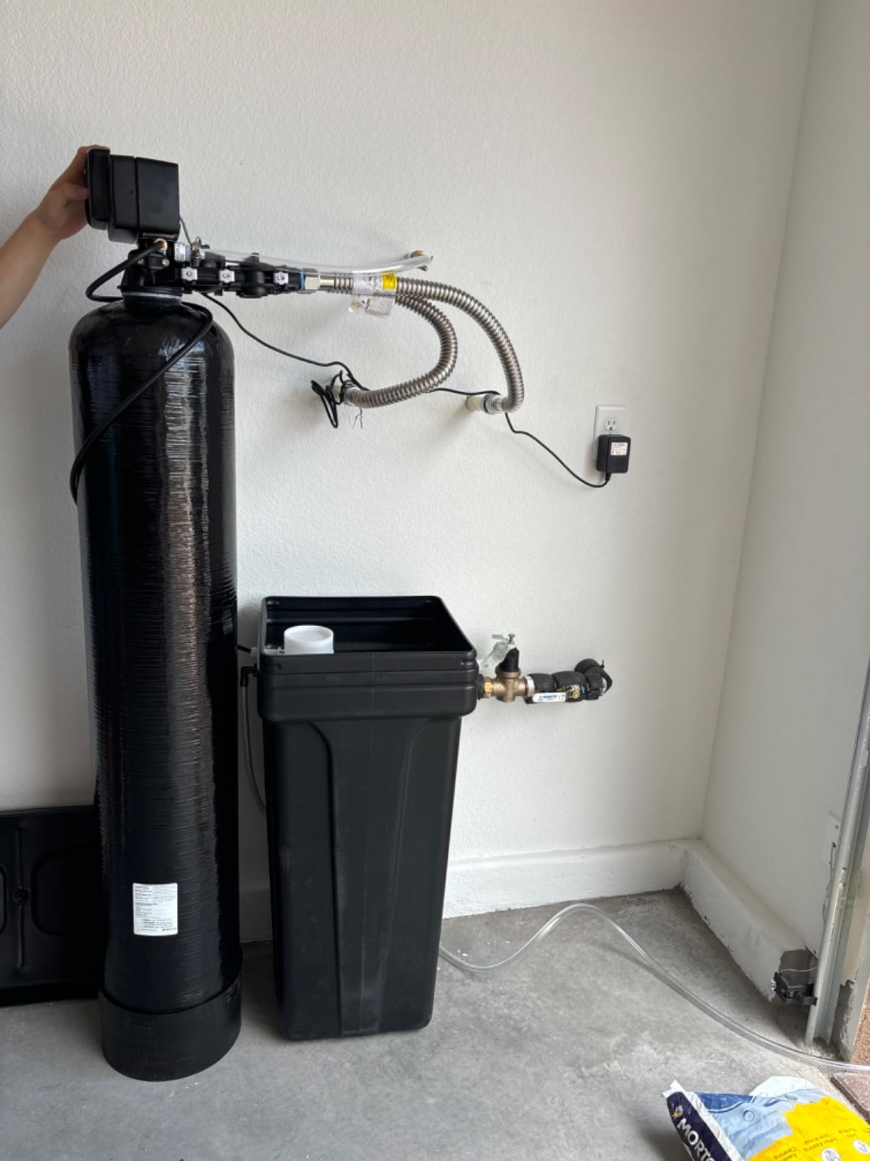DURAWATER Fleck 5600 SXT Whole House Water Softener 48,000 Grains Ships Loaded with Resin in Tank, Black customer photo 2