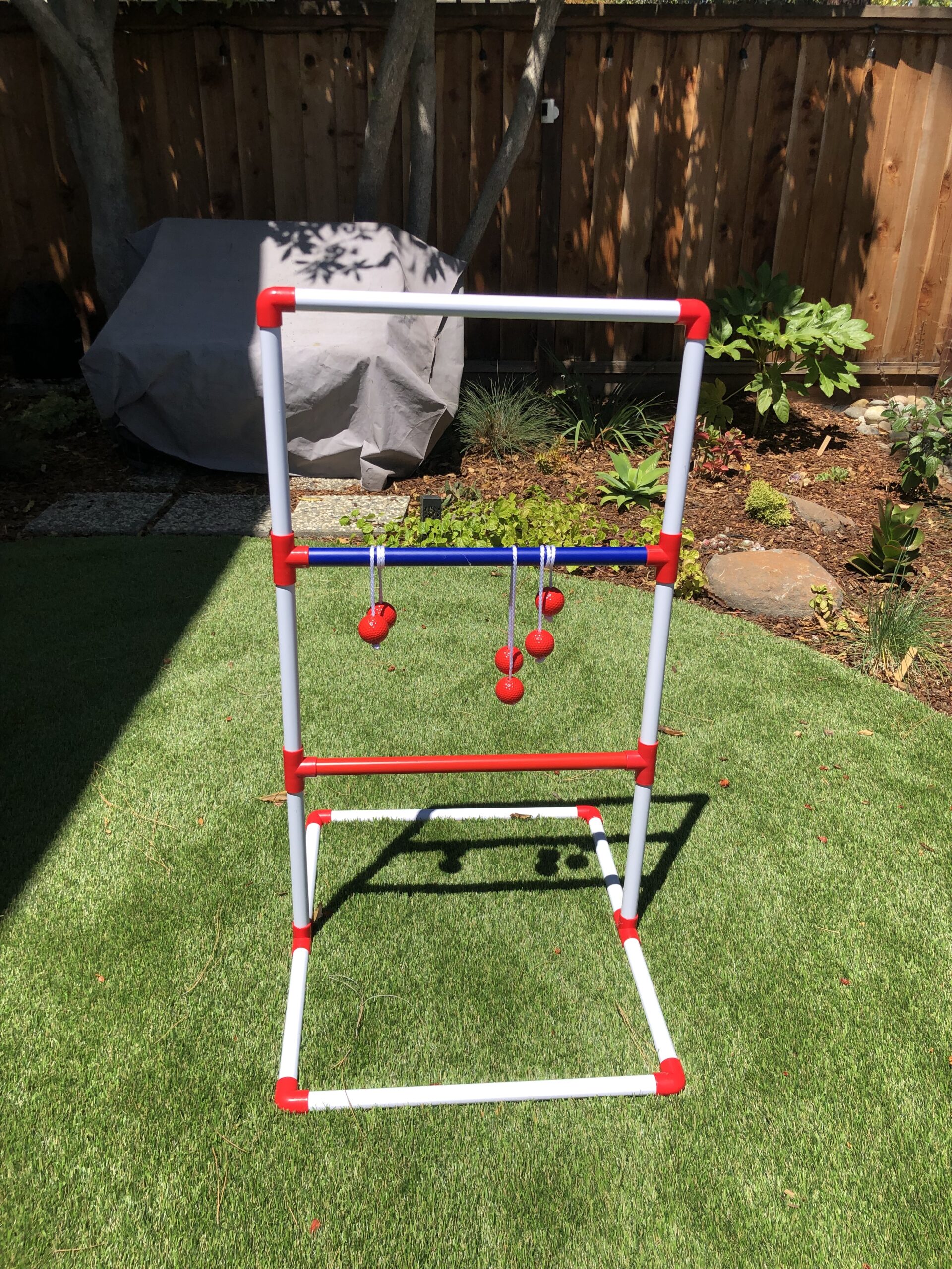 Amazon Basics Portable Ladder Toss Outdoor Game Set with Carrying Case, Simple to Assemble, Red/Blue customer photo 1