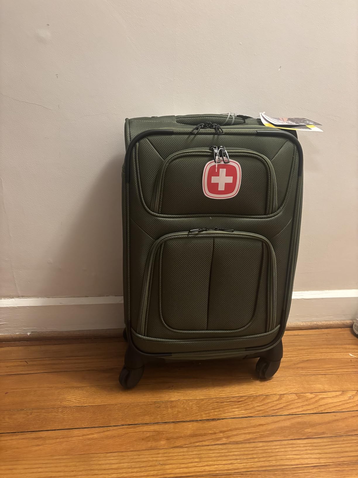 SWISSGEAR Sion Softside Expandable Spinner Luggage Durable Lightweight Travel Suitcase, Black, Checked-Large 29-Inch customer photo 1