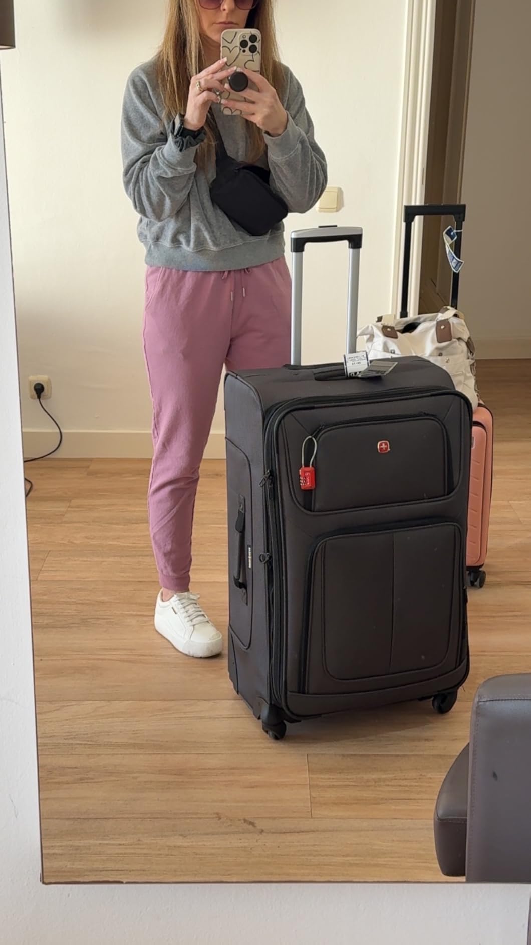 SWISSGEAR Sion Softside Expandable Spinner Luggage Durable Lightweight Travel Suitcase, Black, Checked-Large 29-Inch customer photo 2