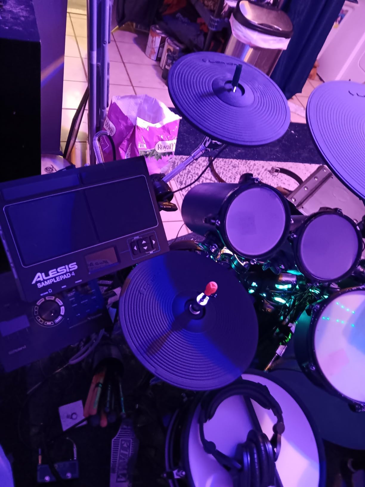 Alesis Sample Pad 4 - Compact Percussion and Sample Triggering Instrument with 4 Velocity-Sensitive Pads, 25 Drum Sounds and SD/SDHC Card Slot customer photo 2