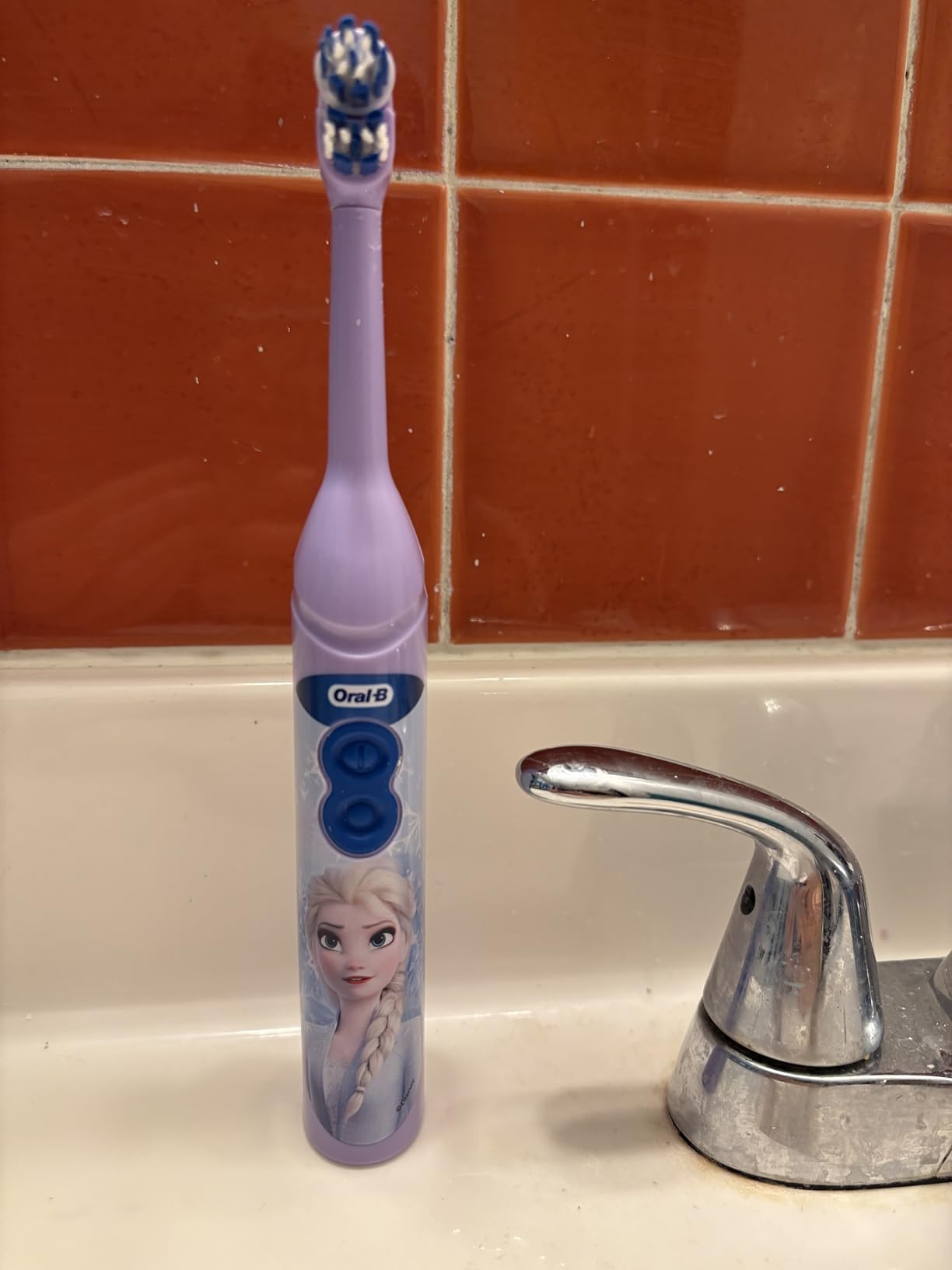Oral-B Kids Battery Power Electric Toothbrush Featuring Disney's Frozen for Children and Toddlers age 3+, Soft customer photo 1