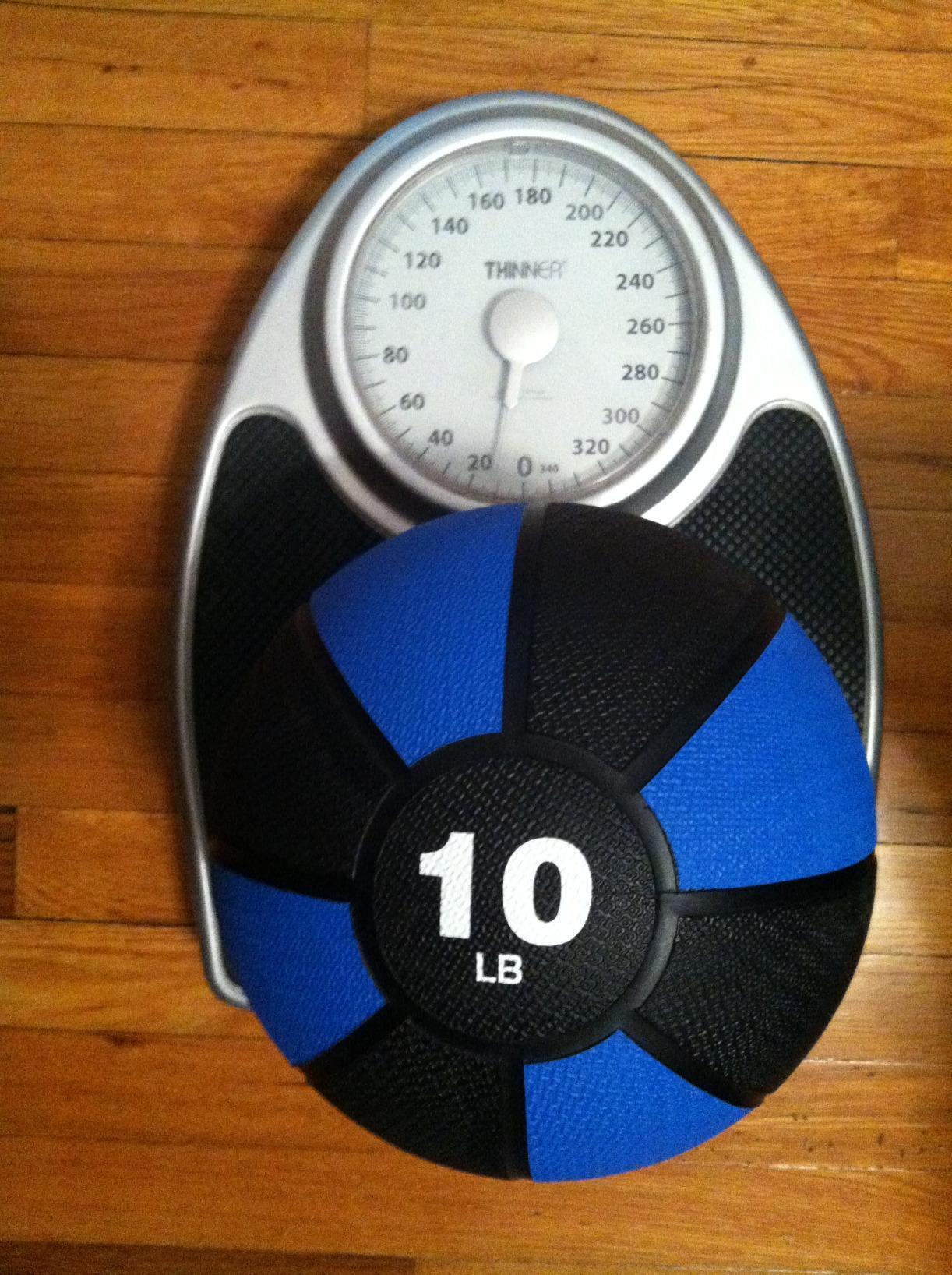 Amazon Basics Weighted Medicine Ball - Multiple Weights Available customer photo 1